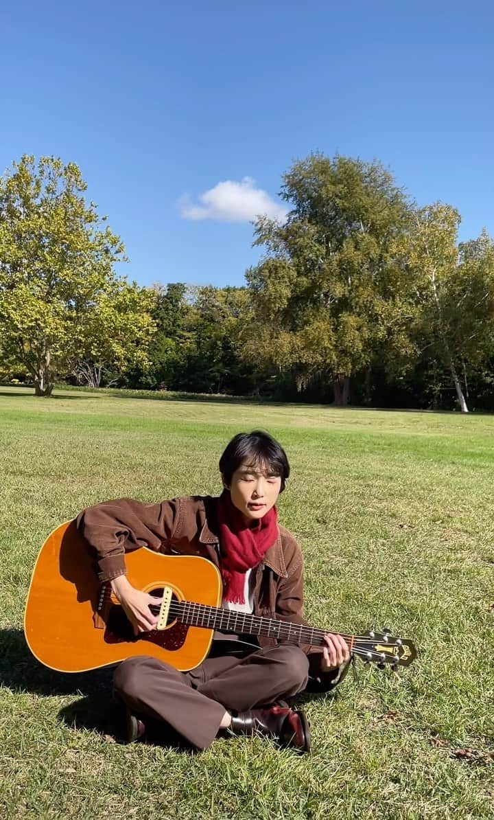 中野ミホのインスタグラム：「. 🌳☁️🍁 カラスとの合唱…  秋はほんとに気持ちいいですね ごほうびだ〜  秋冬ライブあります どうぞ遊びにきてくださいね  ◎10月24日(火)吉祥寺スターパインズカフェ ↑もうすぐ！ DMか mihonakano.mellow@gmail.comまで📩  ◎11月5日(日)荻窪 TOP BEAT CLUB (Band Set)  ◎11月17日(金) 西早稲田BLAH BLAH BLAH 🆕ニイマリコさんとの2man  ◎12月18日(月) 神田 POLARIS 堀口知江さんとの2man  #500miles  #弾き語り」