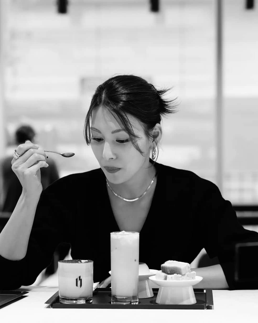 キム・ジョンファのインスタグラム：「☕안구정화커피☕ 이곳은 까페인가? 사진관인가? 성수동 핫플 까페만 파해쳐 봤습니다^^ 무채색 까페와 무채색 음료들.. 흑백사진은 덤으로~ 특색있는 까페부터 누구나 가보고픈 유명 베이커리 카페까지💜 #안구정화커피 에서 심층 분석했습니다✌」