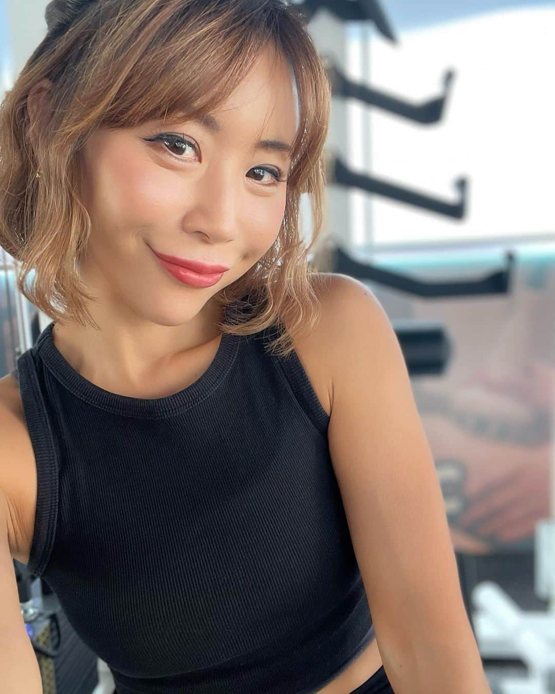 mizuのインスタグラム：「医療美容でいつも信頼してお任せしている 東京中央美容外科浜松院の坂田先生に 唇のヒアルロン酸注射💋（M字リップ&Cカール）をしてもらった😊 ／ @tcb_sakata  @tcb_hamamatsu  ＼  M字リップは口角がクイっ⤴︎と上がったように 見えて無表情でもキュート💕な口元に☺️ Cカールは上唇の中央にボリュームを出すことで人中も短くなって童顔に😚  📍写真はダウンタイム1日目 腫れぼったさあり 痛みはほとんどなし  希望聞きながら、 やり過ぎない程度にアドバイスしてくれて 理想の形になれて嬉しい🥰 坂田先生ありがとうございました❣️  #ヒアルロン酸 #美容整形 #東京中央美容外科#静岡 #浜松」