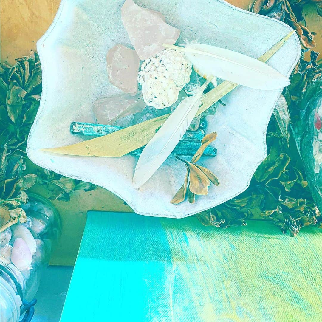 山崎美弥子さんのインスタグラム写真 - (山崎美弥子Instagram)「Painting of Ocean and Sky with Stones and Feathers  石たちと羽たちと、海と空の絵。」10月18日 15時56分 - miyakoyamazaki