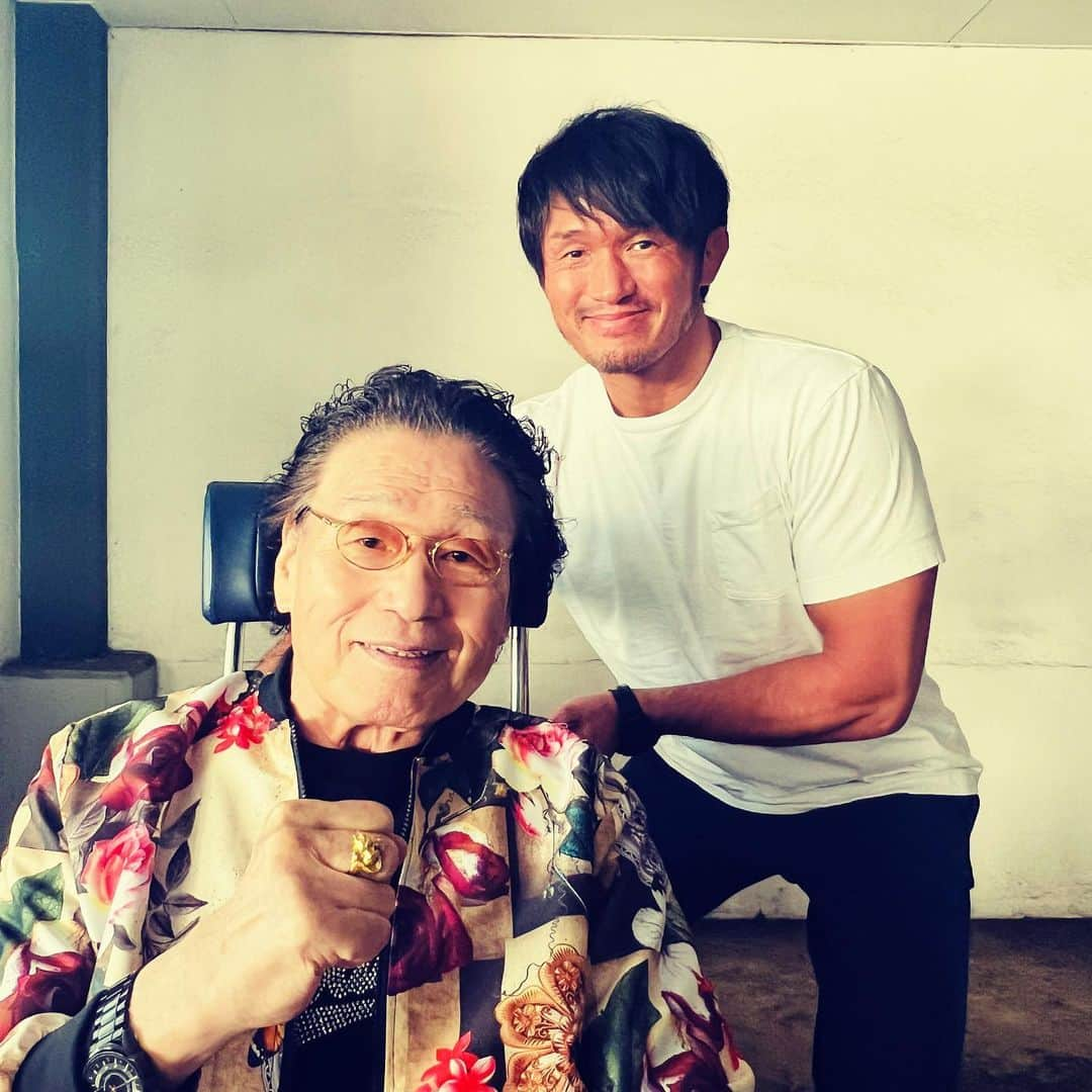 天龍源一郎さんのインスタグラム写真 - (天龍源一郎Instagram)「皆サン！久しぶりのインスタになりました！ レスラーから刺激を受けてまたインスタも頑張るよ👊  新日本の柴田選手とあう機会があり昔話に華がさきました。トンガッてた昔より粋な感じに！それよりも驚いたのは素晴らしいプロレスラー向きの体に変身！頑張っているネ、  昨日は天龍プロジェクトの皆んなも大会を盛り上げてくれた！心意気ある選手たちにエールをもらっている。 俺もそろそろ、後楽園に向けて踏ん張らないとな！ エイエイオー✊」10月18日 15時58分 - tenryu_genichiro