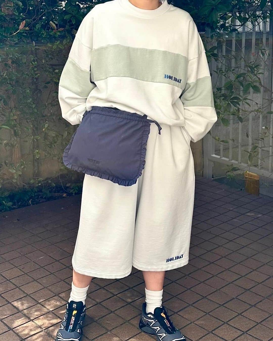 ホリデイさんのインスタグラム写真 - (ホリデイInstagram)「2024 SPRING COLLECTION ⁡ SUPPLEX NYLON RUFFLE APLON BAGは紐を結んでショルダーにも、ウエストにまいてつかうのもどちらでも使えます。そしてHOLIDAYのオリジナルスウェットで初めての登場となるポリエステル混のPOLYCOTTON SWEATシリーズ。綿100%より少し軽くて柔らかい質感です。ハーフパンツとのセットアップが個人的にお気に入りです。現在、HOLIDAY ONLINE STORE、ZOZOTOWNにて 24SPRINGの先行予約会を開催中です。ぜひチェックしてください！ ⁡ Height: 160cm Tops: ONE SIZE Bottoms: ONE SIZE @fakari_wadatsu  ⁡ #HOLIDAY_PR #HOLIDAY2024spring #HOLIDAY2024springstyle」10月18日 14時28分 - holiday_pr