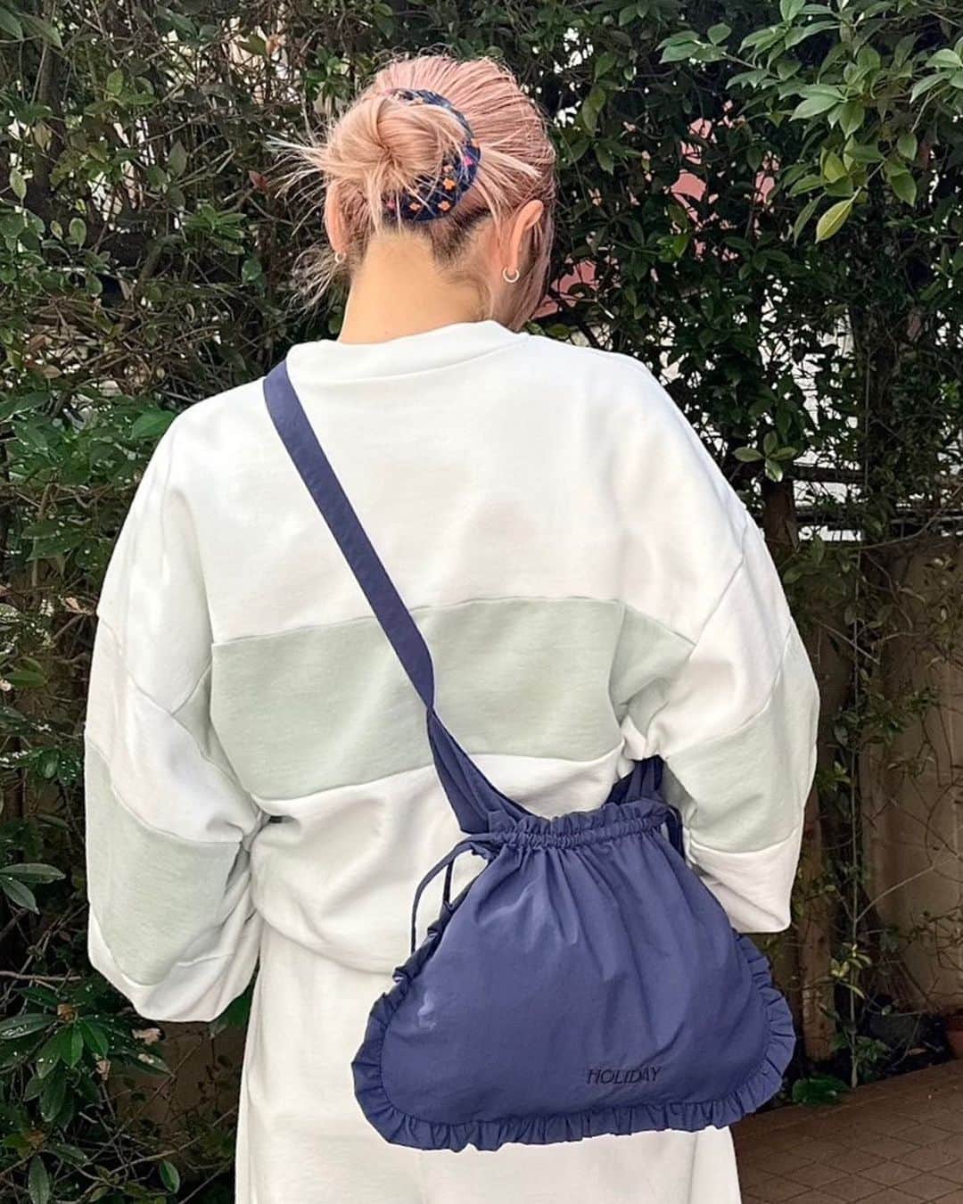 ホリデイのインスタグラム：「2024 SPRING COLLECTION ⁡ SUPPLEX NYLON RUFFLE APLON BAGは紐を結んでショルダーにも、ウエストにまいてつかうのもどちらでも使えます。そしてHOLIDAYのオリジナルスウェットで初めての登場となるポリエステル混のPOLYCOTTON SWEATシリーズ。綿100%より少し軽くて柔らかい質感です。ハーフパンツとのセットアップが個人的にお気に入りです。現在、HOLIDAY ONLINE STORE、ZOZOTOWNにて 24SPRINGの先行予約会を開催中です。ぜひチェックしてください！ ⁡ Height: 160cm Tops: ONE SIZE Bottoms: ONE SIZE @fakari_wadatsu  ⁡ #HOLIDAY_PR #HOLIDAY2024spring #HOLIDAY2024springstyle」