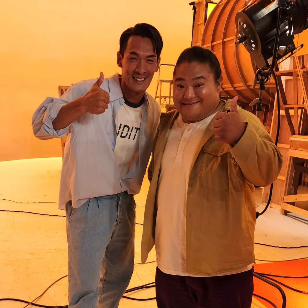 のインスタグラム：「元プロサッカー選手の槙野智章さんとのツーショットです📸 スタイル抜群でカッコ良くて、バラエティに慣れてない僕にスゴく優くしてくれました👏✨ 10月19日(木)よる8時から放送のモニタリングで共演しているので是非ご覧下さい🙇‍♂️ ちなみに、、、喋ります👍🌟 #富栄ドラム #モニタリング」