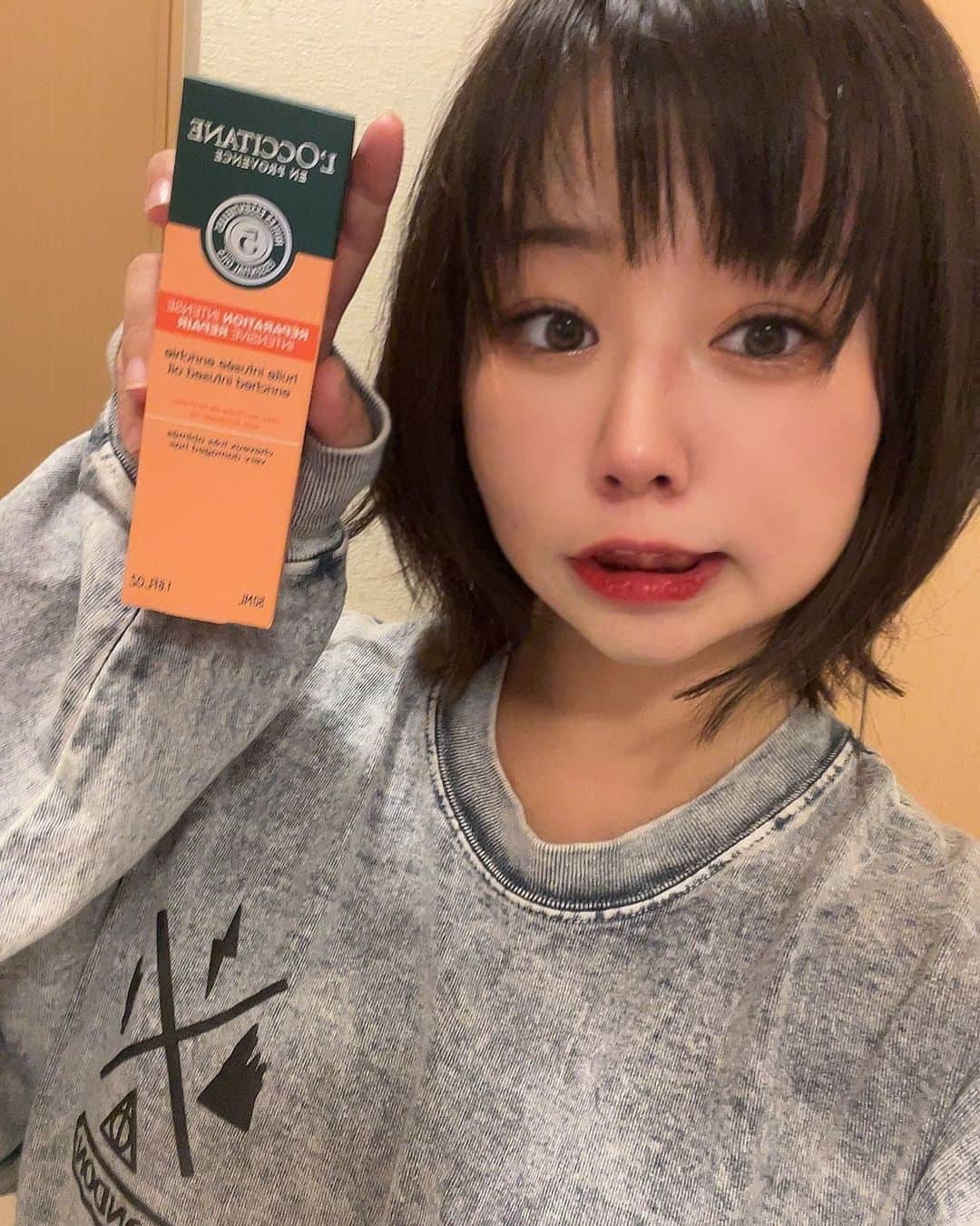 のインスタグラム：「ファンの方からヘアトリートメント差し入れもらた🫰🏻💗 差し入れにお菓子禁止になってからも対応してくれる皆様神すぎて泣いちゃう🥺  今日もまだ歩けないけど夕方までにリハビリで歩けるようにしたい所存。  #ツジルイス #portrait #beauty #japanesegirl #健康美 #日本的 #性感 #ar #インスタグラビア #內衣 #性感 #內衣 #奶 #泳衣 #体型維持 #粉我 #japan #ties #glam #love #girlsday #cosplay #cosplaygirl #cosplaysexy #japaneselesson #japaneselanguage」