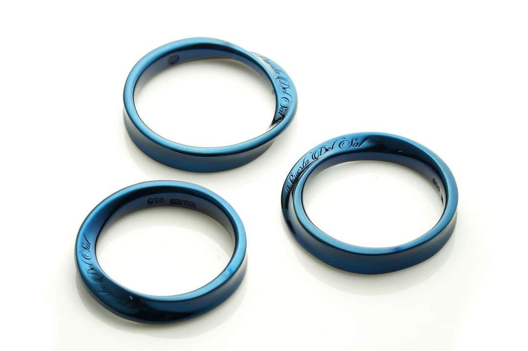 プエルタ・デル・ソルのインスタグラム：「♙ ♜ ♝ ♞ ♛ ♚ 【Mobius Strip Ring】 表裏一体、固定概念からの解放を意味するメビウスの輪をモチーフにしたリング✴︎✴︎✴︎  R1089BL/¥15,400  #メビウス #メビウスの輪 #PUERTADELSOL #プエルタ #プエルタデルソル #accessory  #jewelry #ジュエリー #アクセサリー #メンズアクセサリー #madeinjapan  #fashion   #恵比寿 /03-5489-9470 @puertadelsol_official  #大阪 /06-6136-5345  @puertadelsol_osaka」