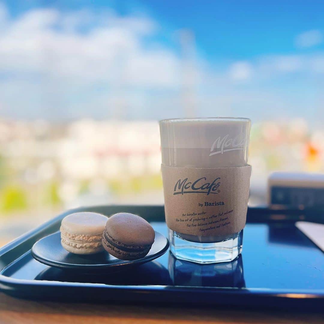 南里沙のインスタグラム：「iPadを持って、お気に入りのマックカフェでお仕事なう🫶いい天気〜☺️  #クロマチックハーモニカ #南里沙 #マックカフェ  #窓の外眺めがち #マカロンおいし」