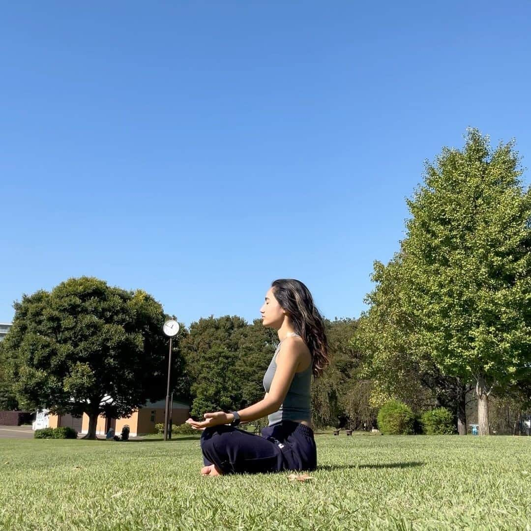 parisaのインスタグラム：「瞑想 & シャバーサナ Take a moment and just breath deeply to connection your body. Be grateful for what we have now. Be in the moment 🧘‍♀️」