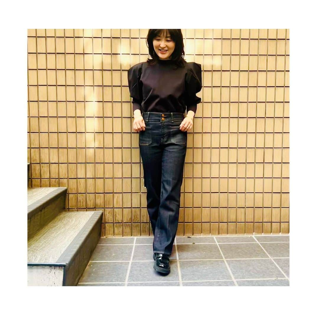 室井由美子さんのインスタグラム写真 - (室井由美子Instagram)「@redcardtokyo の 「Marmalade Midrise EX（マーマレード ミッドライズ イーエックス）」。70年代のベルボトム要素を取り入れた クラシカルな風合いの1本。 ・ 緩いシルエットが多い中、久しぶりにスッキリしたラインは新鮮。ストレッチも効いて柔らかい履き心地もお気に入り。 ・ しかも何故か「痩せた？」と言われる、なんだかちょっと 嬉しい視覚効果もあるみたいです🙈(＊個人の意見ですw) ・ #redcardtokyo #レッドカードトーキョー #denim #denimpants #denimlovers #denimstyle  #guestlist #fashion #ootd #デニムコーデ #きれいめコーデ #40代コーデ」10月18日 14時49分 - yumikomuroi