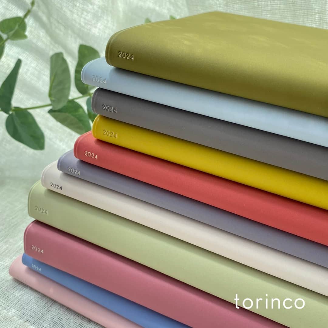 高橋書店のインスタグラム：「. torincoの背表紙にさりげなく光る「2024」と「torinco」の文字。 実はカバーの色にあわせて、選んでいます。  さりげないけど、さりげないから、ちょっといい。 あなたのtorincoには何色のロゴが入っていますか？  見てみてくださいね。  #torinco #トリンコ #手帳は高橋 #高橋書店 #2024年手帳　#１月始まり　#１月始まり手帳 #手帳の選び方　#手帳好き #手帳 #手帳のきほん #手帳会議 #手帳生活 #手帳時間 #手帳ゆる友 #手帳好きさんと繋がりたい #手帳の使い方 #手帳初心者 #記録 #スケジュール帳 #時間管理 #タスク管理　 #手帳選び#ウィッシュリスト　#やりたいことリスト #くすみカラー　#ニュアンスカラー　#淡色　#暮らしを楽しむ」