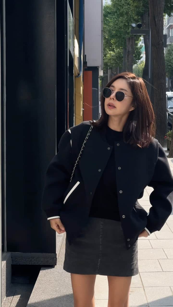 のインスタグラム：「반응이 너무 폭발적인데 하루 반나절도 안되 끝내는게 너무 아쉽다는 내부의견으로 바시티자켓 3차 오픈했어요🙋🏻‍♀️  오늘 업무 보시느라 오전 주문 못하셨으실수도 있으니 오늘 저녁엔 꼬옥 주문 잊지 마세요😚♥️  단연코 인기많은 블랙컬러 그리고 금요일 오픈하는 베이직니트 블랙과 같이 입어봤어요!😍 전피드 정답은 바로바로 금요일 오픈하는 베이직니트 !! 바시티자켓이랑 찰떡찰떡 이쥬😍  금요일에 만나요! #베이직니트 #어버브」