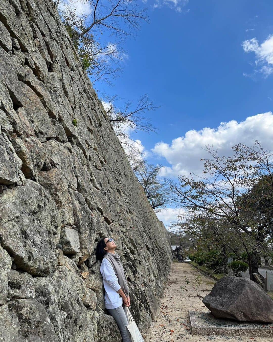 羽田美智子のインスタグラム：「今日はなんていう爽やかな秋晴れなんでしょう🍂  私は昨日から岡山県津山市に来ています。 初めて訪れましたが静かな城下町で一目で好きになりました😊  出会う人達が皆さん優しくて親切で、、 初めて来たと思えない感覚です❣️  B'zの稲葉さんのご出身地だそうで、 今夜『沼の中の淑女たち』を公演する津山文化センターもB'zさんのお客様をお呼びするのに大きなホールが必要だと作られたそうです。 ネット情報で知りました。  津山城の城壁、、 美しかったです✨✨  街の神社さんにご挨拶に行ったり 名所を散策したり 気に入ったお店でランチしたり その街を楽しんでいます♪  今夜 当日券もあると思いますのでお近くの方はぜひ日常を離れて遊びに来て下さいね❣️  お待ちしています☺️」