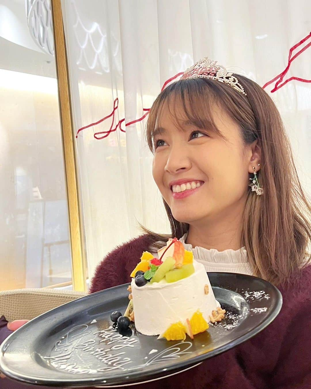 海老沢恵莉香のインスタグラム：「Thank you for making me feel like a princess👸🏻  まだまだプリンセス気分味わってたいの👑 美女とモモンガに囲まれて幸せ 今年もモモンガ愛をより一層深めていきたいと思います  Sebel bgt name platenya pake nama papaku WKWK」