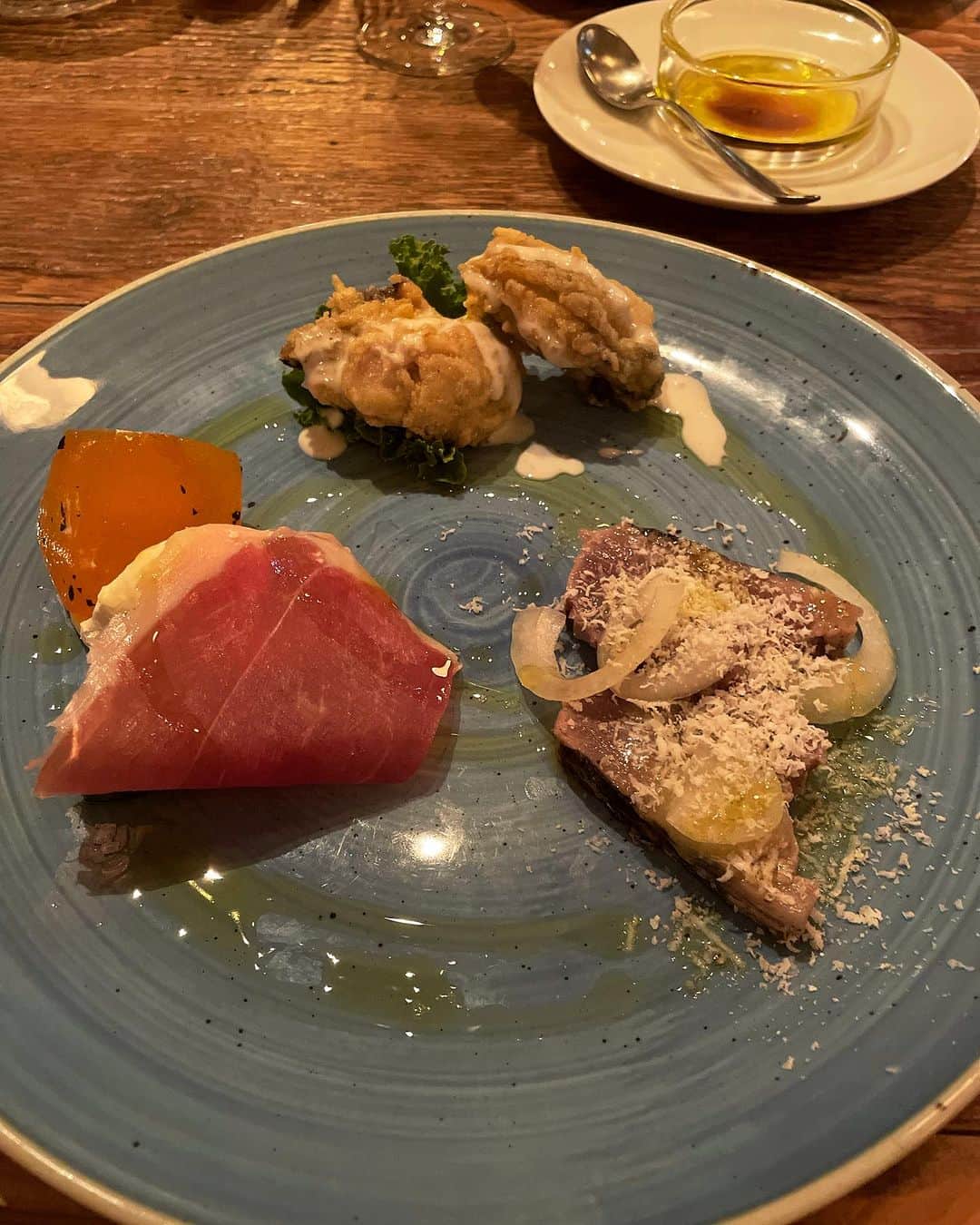 ロックフォールドレッシングとベーコンを添えたアイスバーグサラダのレシピ