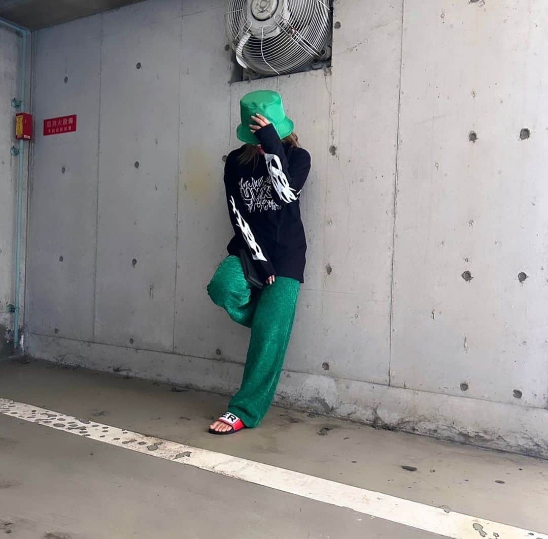 MII MAMAのインスタグラム：「. . . 💚💚💚💚  —————————————— 🔎White Style mi mama 良かったらチャンネル登録お願いします🙇🏽‍♀️ #YouTube#ユーチューバー#主婦ユーチューバー#MIIMAMA#チャンネル登録お願いします#2児ママ#年子ママ#ギャルママ#ぎゃるまま#アラサーママ#アラサー#30代#30代ママ#ホワイトインテリア#モノトーンインテリア#シンプルな暮らし#収納#ホワイト収納#イチナナ#イチナナライバー#専属ライバー#主婦ライバー#17LIVE#主婦YouTuber#ママYouTuber#ママライバー#幼稚園ママ#小学生ママ」