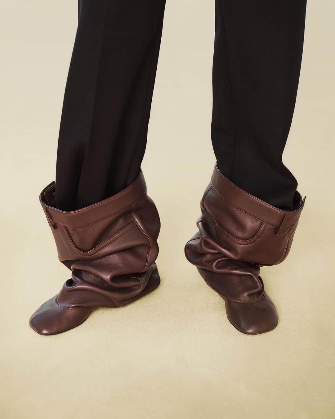 Loeweさんのインスタグラム写真 - (LoeweInstagram)「Superlative slouch.   Toy boot in nappa leather.  loewe.com  #LOEWE #LOEWEshoes」10月18日 15時00分 - loewe