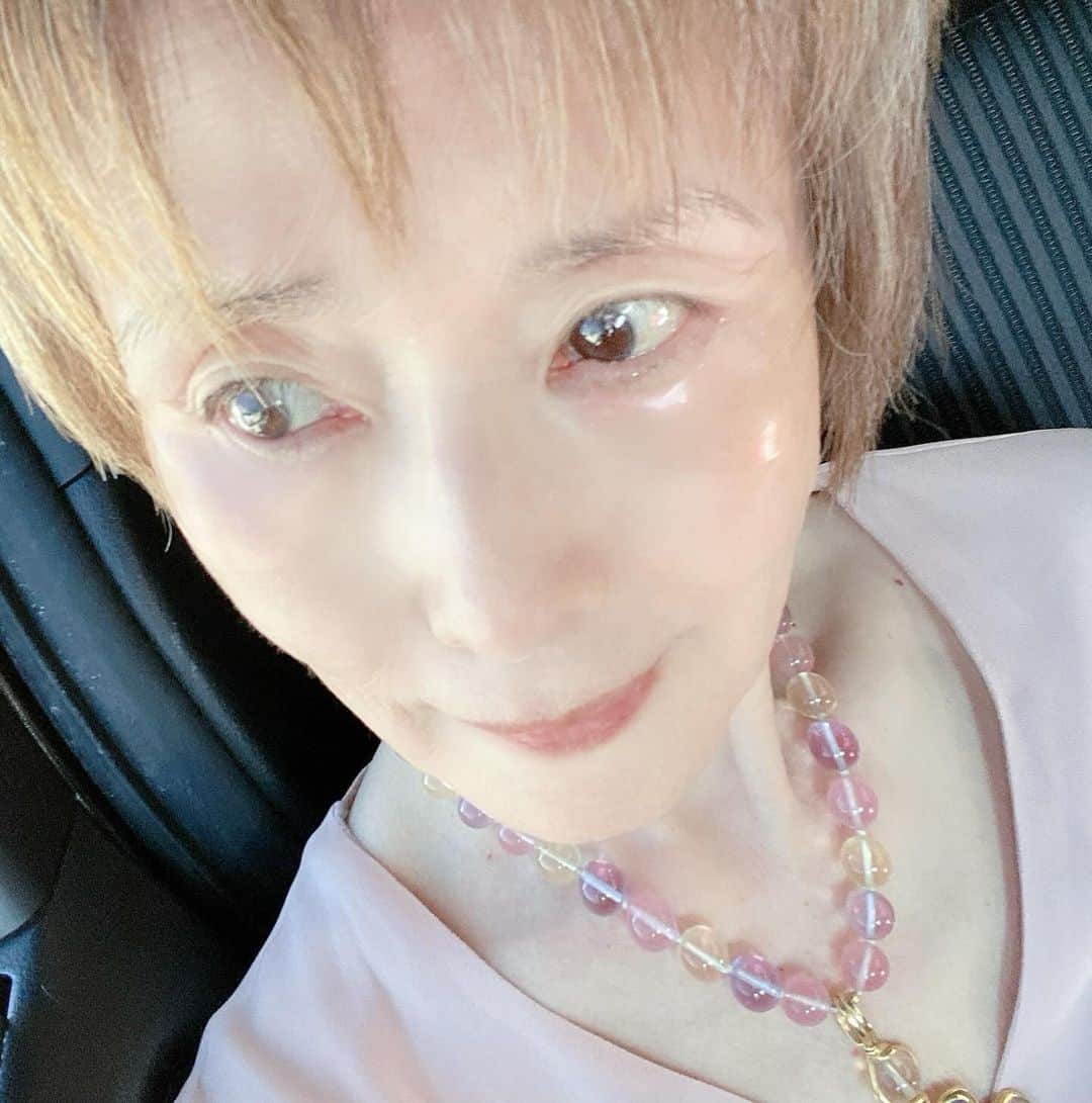 小柳ルミ子さんのインスタグラム写真 - (小柳ルミ子Instagram)「昨日の【ルミコーデ】  昨日は終日ロケ撮影でした🎥 詳細は解禁になったらお知らせします😊  周りの人から 「ルミ子のポーズ　ダンス踊ってるみたいですね‼️」と良く言われます😆  「そ〜ぉ⁉️じゃあマジ　ダンスしちゃえ💃」と😆‼️  ピンクベージュのブラウス👚 アンコキーヌ💕  ショッキングピンクのパンツ🩷 アンコキーヌ💕  ベージュミュール👡忘れました🤣  色んなブランドのお洋服を買い 着て来た私にとって アンコキーヌは今の私の🩷マイブーム🩷です🥰  71才にして まだまだお洒落を楽しみたい…健康な証拠ですね👍 健康に感謝です🙏  ⠀  #小柳ルミ子 ⠀ #ファッション ⠀ #ルミコーデ ⠀ #コーディネート ⠀ #アンコキーヌ ⠀ #藤島彩子 さん⠀ #お気に入り ⠀ #マイブーム ⠀ #ピンク ⠀ #ベージュ ⠀ #ダンス ⠀ #ポーズ ⠀ #踊り ⠀ #ブランド ⠀ #お洒落 ⠀ #楽しい ⠀ #健康 ⠀ #感謝 ⠀ #71才 ⠀ #お洒落を楽しみたい」10月18日 15時03分 - rumiko_koyanagi