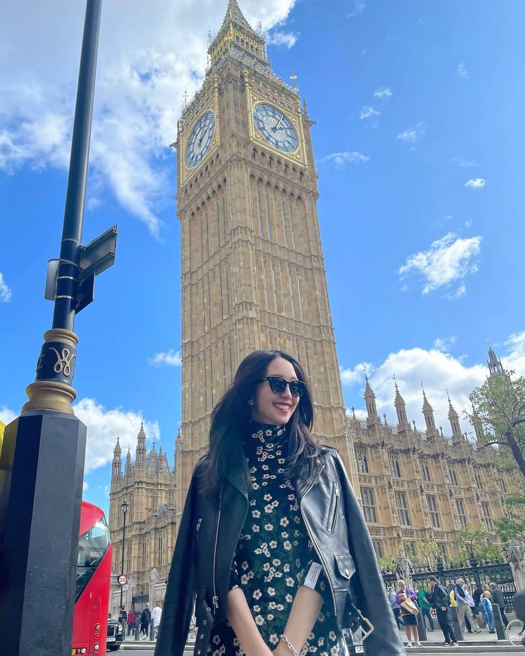 松島花さんのインスタグラム写真 - (松島花Instagram)「: 旅の思い出🇬🇧 時間経っちゃいましたが、ロンドンの 写真アップさせてください😊📸 : 初めのロンドンは人の優しさにびっくり🫶🏻 でも、物価にもびっくり💸の連続😳 観光名所もしっかり周り💂🏻 アフタヌーンティーもして🫖 フィッシュ・アンド・チップスも食べ🍴 パリ前に3泊4日という短い滞在でしたが ロンドンをしっかり満喫できました❣️ また行きたいな🥰 : #旅の記録 #✈️ #London  #楽しかった #優しかった」10月18日 15時05分 - hana_matsushima_official