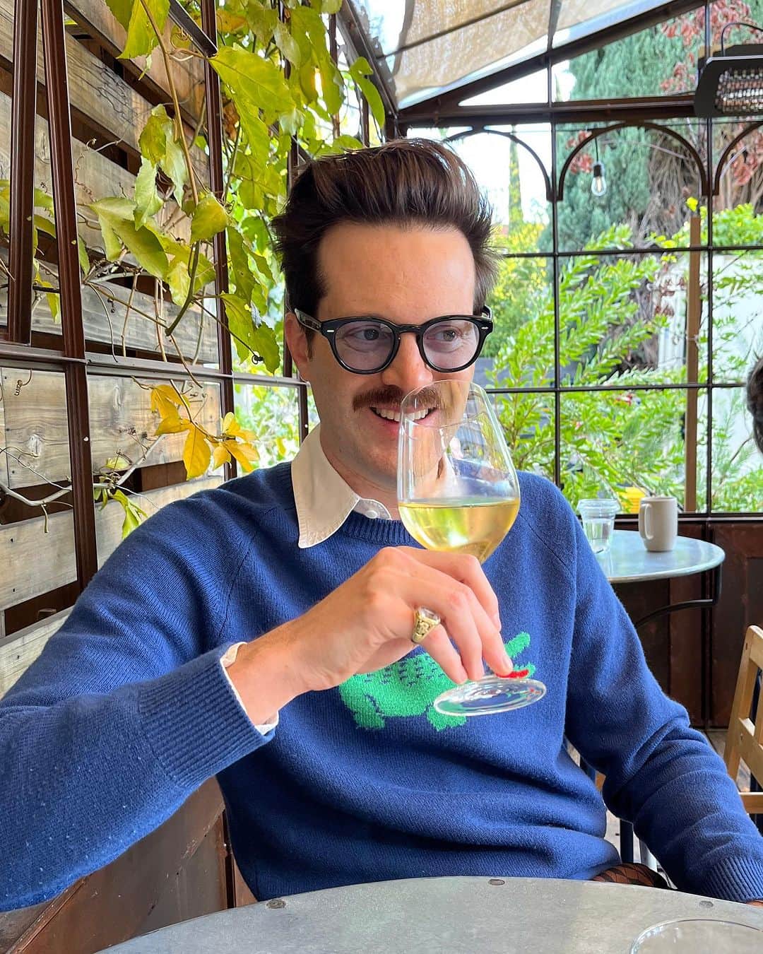メイヤー・ホーソーンのインスタグラム：「Wine & Vinyl Hour live from the new crib THIS THURSDAY at 6pm Pacific. Only on YouTube. I’m gonna play an unreleased song from my new album. Pour a glass and shake that ass.」