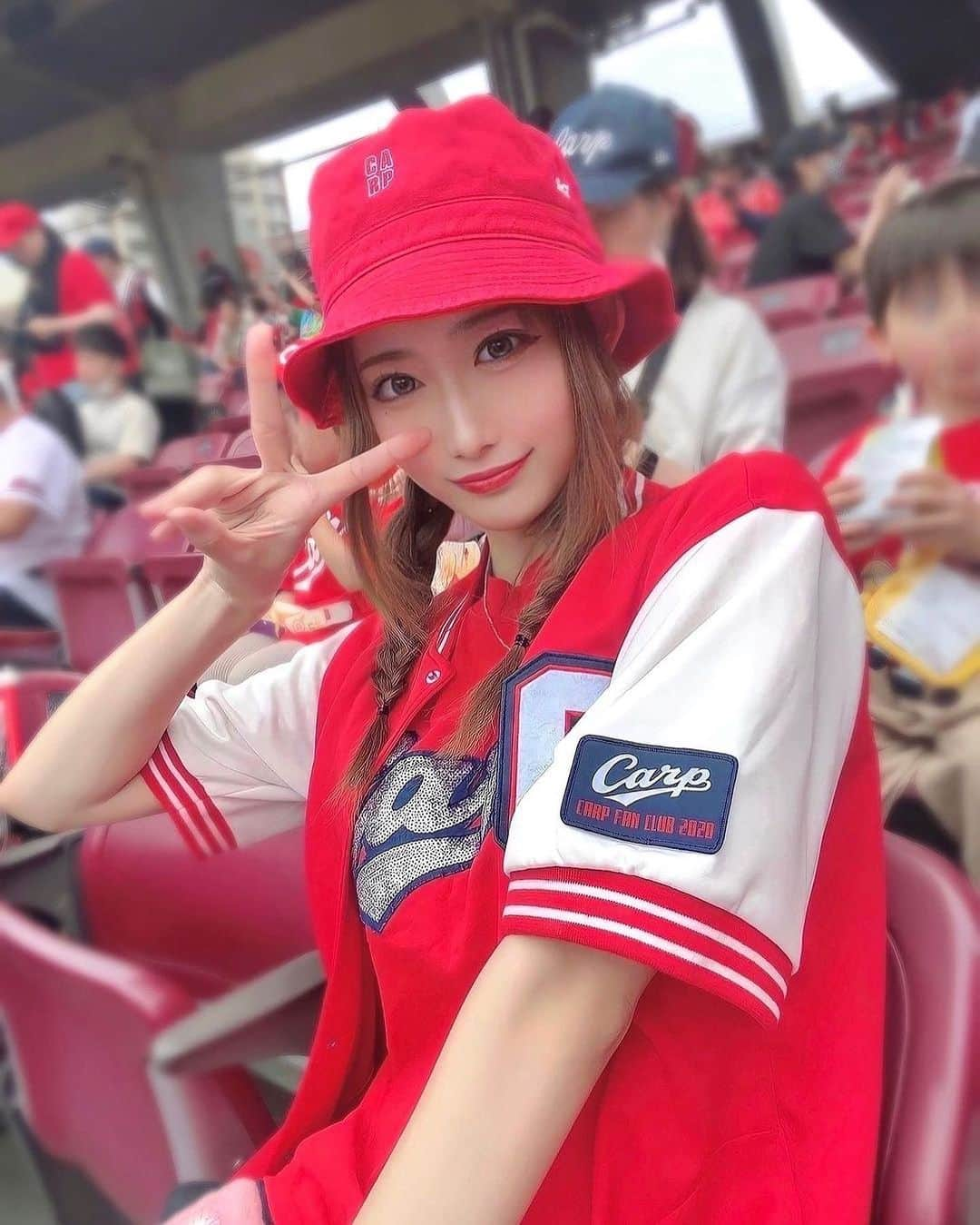 インスタ野球女子【公式アカウント】のインスタグラム：「・ ・ こんにちは❤️ 今日は#カープ女子 をご紹介させていただきます🎏❤️ ・ とても美人さん( ᵕᴗᵕ )❤️* ・ @yuna.nchu さんのアカウントも是非覗いてみてください✨* ・ インスタ野球女子ではプロ野球を観戦、応援している女性の方をRepostでご紹介させていただいています⚾* ・ みなさんも「#インスタ野球女子」をつけて投稿しよう！ 素敵な野球仲間が見つかるかも、、🙋！* ・ 素敵な投稿はリポストさせていただきます😘* ・ 次回もお楽しみに～～👋👋 ・ #カープ#広島東洋カープ #カープ女子#カープファン #赤ヘル#キャップ#野球グッズ #野球観戦#ユニフォーム#モデル #可愛い#美人#美女#女の子 #カープファンと繋がりたい  #野球好きな人と繋がりたい #インスタ野球女子」