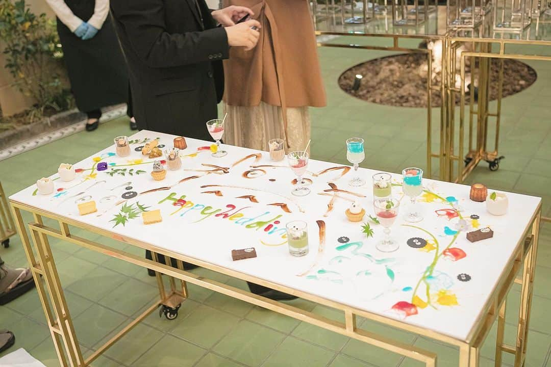 TRIFOGLIA NAGOYA 【トリフォーリア】のインスタグラム：「. トリフォ花嫁に大人気✨ デザートビュッフェ🧁🫧  パティシエによる アートパフォーマンスの オプションも ご用意しております💡  キャラクターやイベント 結婚式のテーマなど おふたりのイメージに 合わせてお作りします🌞  －－－ ⁡ ☺︎ いいね&フォロー&保存もお願いします！ ⁡  #高砂装花 #トリフォーリアnagoya  #トリフォ花嫁  ⁡ #チャペル #結婚式 #名古屋結婚式 #名古屋結婚式場  #プレ花嫁 #おしゃれ花嫁 #名古屋プレ花嫁  #プレ花嫁さんと繋がりたい  #全国のプレ花嫁さんと繋がりたい  #2023婚 #結婚式で繋がろう #令和婚  #オリジナルウェディング #ウェディングレポ #結婚式アイデア」