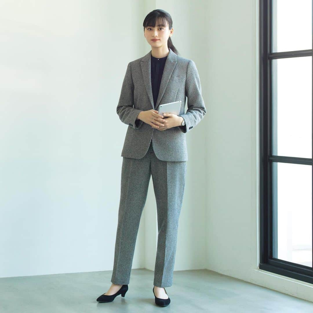 SUIT SELECT スーツセレクトさんのインスタグラム写真 - (SUIT SELECT スーツセレクトInstagram)「RELAX TAPERED 2 きちんとした印象を与えながらも、 今っぽさも感じさせるセットアップ。 再生ウールの「リニュール」を使用し、上品な仕上がりに。 ウエストの絞りを少しだけゆるく仕立てることで、 品のあるエレガントさを醸し出します。 インナーは首元にメタルパーツを配した ブラウスで女性らしさをプラス。 ・ JACKET ¥20,900  SHIRT ¥5,390  PANTS ¥10,890 (すべて税込)　 ・ ・ ・ #suit #スーツ #suitselect #スーツセレクト #スーツのある日常 #スーツスタイル #菊池日菜子 ・ #ビジネス #レディース #レディースファッション #レディースコーデ #レディーススーツ #秋冬 #新作 #セットアップ #リニュール ・ #business #fashion #ootd #ladies #ladiesfashion #ladiescode #ladieswear #2023 #2023AW #autumn #winter #newnormal #newarrival #setup」10月18日 15時18分 - suitselect_japan_official