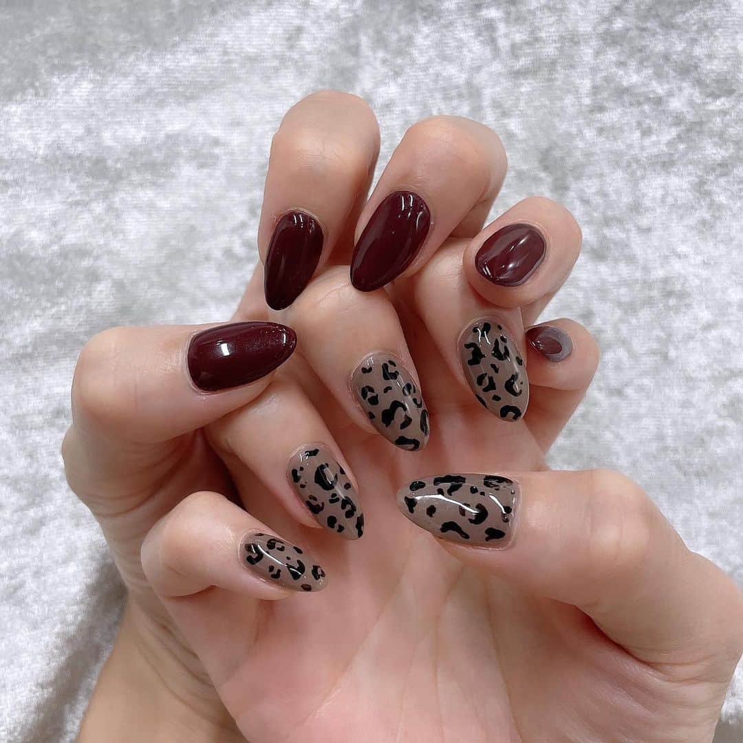 伊東亜梨沙のインスタグラム：「newnail🤎 可愛すぎる...🥺  @vurie_shinjuku で💅 秋ネイルが1番好き❤️ . . #ネイルデザイン #ネイル #秋ネイル #ボルドーネイル #レオパードネイル #nail」