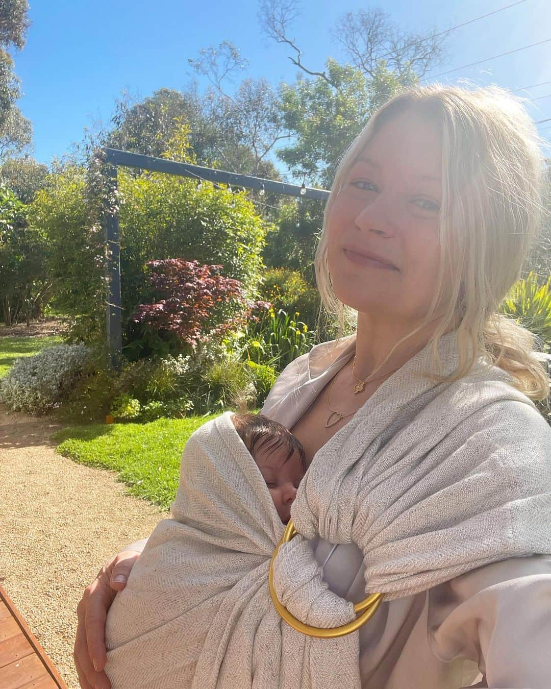 エミリー・デ・レイヴィンのインスタグラム：「Happy sunny Hump Day Melbourne! 🌞  FINALLY some beautiful sunny days!🫶🏼✨🫶🏼」