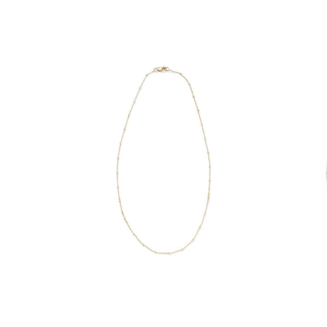 のインスタグラム：「・ K.Kshop ♦️Recommended♦️ ・ ♦︎ MARA SCALISE マラ・スカリース／プッチドットネックレス（GOLD) ・  MARA SCALISE は、ニューヨークで設立されたジュエリーブランド。デザイナーはアルゼンチン出身のマラ・カリーソ・スカリース。ファッションスタイリストとして活動する傍ら、錬金術と金属の持つ癒しの力に魅了され、クリエティビティとスピリチュアリティを組み合わせた作品を展開しています。 こちらは、華奢なチェーンと極小のドットが連なったネックレス。リズミカルに配置されたプチドットがアクセントになり、首元をキラキラと華やかに魅せてくれます。シンプルなのでどんなスタイリングにも合わせやすく、軽やかな着け心地も魅力。 タイムレスなデザインなので長くお楽しみいただけるジュエリーです。  ・  #kkcloset #kkshop #菊池京子 #kyokokikuchi #コーディネート #coordinate #code #ootd #outfit #follow #happy #style #ネックレス　#necklace #jewelry #usa #gold」