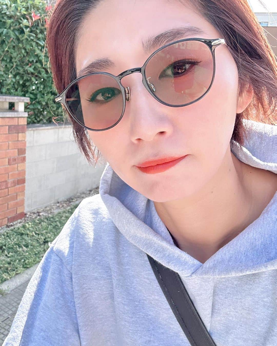 のインスタグラム：「えりかのオススメ調光レンズにしてみたょ🤓😎  @jins_japan   あぁでもないこぉでもないの買い物に付き合ってくれたえりかに感謝ッ😚✨ 結果1番必要な季節は終わりを迎えることに気づいたね🤣🤣  お腹はちきれそぉーになったし(えりか) ママ業に戻る電車ギリギリ🚃になるし あっとゆー間だったけど 楽しかった🤭💖 また来週👋🏻」