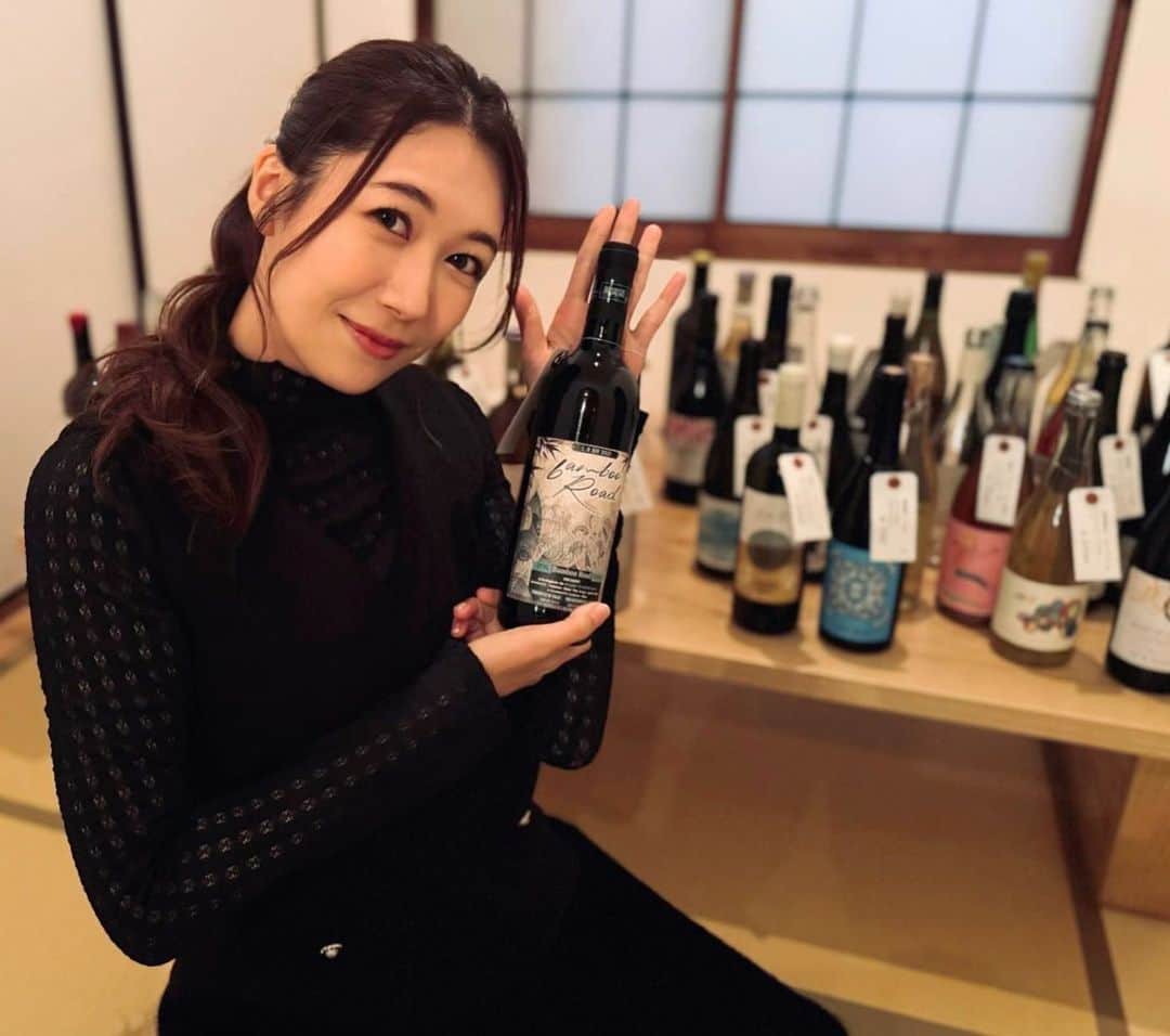 穂川果音さんのインスタグラム写真 - (穂川果音Instagram)「最近のワインのエチケットって素敵なものがいっぱいあるよね🍷 先日、ジャケ買いみたいなことをしてしまいました✨  どんなイメージで作ったのか想像するのも楽しい😊  #ワイン好き　#ワイン　#ジャケ買い」10月18日 15時35分 - hokawakanonn