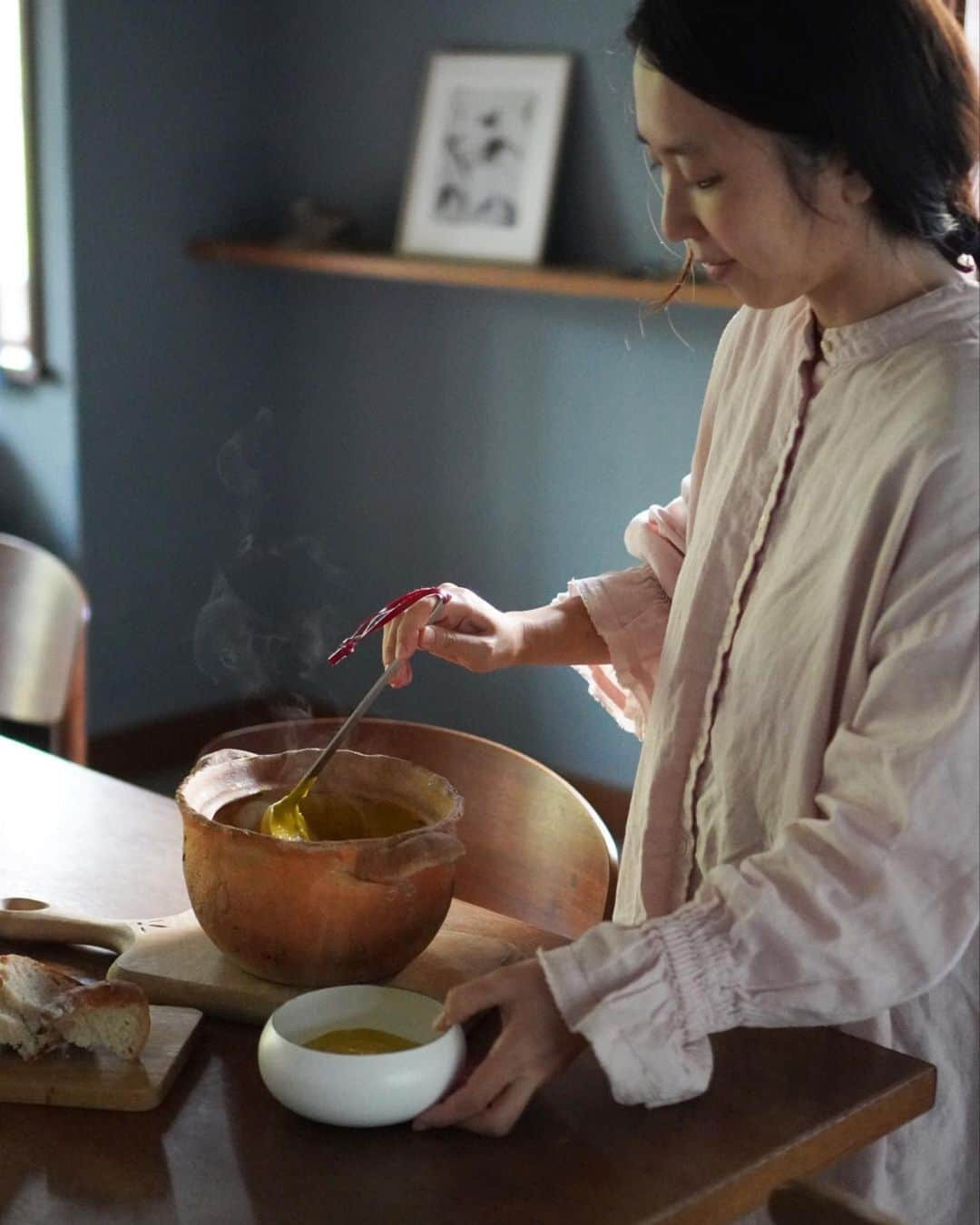 nonさんのインスタグラム写真 - (nonInstagram)「いろーんなカボチャがでてきて、 スープが美味しい、楽しい季節。 カボチャのスープにはナッツバターを入れると美味しいです。  無印良品のpodcast 「くらしのラジオ」のゲストとして 3回にわたって「家族とくらし」の話をさせてもらいました。 1回目が公開されています。  今までのこと、 引き出し上手なインタビュアーの清水さん。 話してて、 猪突猛進、思い立ったら即行動、後先考えないタイプ...の自分を振り返り、顔から火が出るわ...という気分にもなりつつ。  このインタビューは 色々な方が登場しているのですが、 奇しくもわたしの前の回まで4回にわたって出演していたのは音楽家の鈴木惣一朗さんでした。  わたしの紆余曲折の一番はじめに ミュージシャンとして活動していた、ということがあり、 惣一朗さんはミュージシャン時代のプロデューサーであり、恩師のような方。  謎の自信と希望だけ持っていた学生が、想いやイメージを誰かに届けていくために、たくさんのことを共に形にしてくれ、教えてくれた人。 おもいのままに、表現することを守ってくれた人。  わたしは音楽から離れてしまったけれど、あの頃、惣さんをはじめ、 たくさんのすてきな大人に出会い力をかしてもらったから 今があると思います。  大人になった今のわたしが今度は 誰かの力になれたらいいなあ... なれるのだろうか...？  とそんなことも思いながら、  うん、でも今 わたしはわたしにできることをしている！ と改めて思えた機会でもありました。  ぜひぜひ聞いていただけたら嬉しいです！  ハイライトからとべます。  ☟  文筆家・小商店主の中村暁野さんに、「家族」をテーマにされていること、エシカルのこと、いまの暮らしのことなどについてお話を伺いました。 第1回は、「家族」をテーマにしたきっかけを中心にお話していただきました。 音楽活動、結婚と出産、藤野への移住。中村さんは、人生の節目で抱えた問題に真摯に向き合いながら、そのたびに行動を起こして、暮らしを作り上げてこられました。 ご本人は、「思い立ったら即行動するタイプ」とおっしゃっていますが、お話を伺っていて、そこには自分自身の心の動きと、自分と他者との在り方、社会との関わり方を丁寧に見つめる姿勢があるように感じました。そして、それらから目を背けることなく、真正面から取り組んでいく強さがありました。  #くらしのラジオ #無印良品 #エシカルライフ #エシカルな暮らし #エシカル」10月18日 15時36分 - non19841120