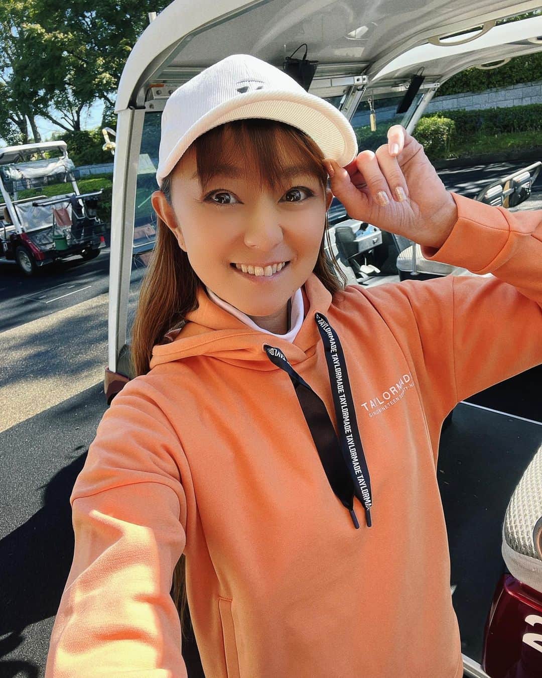 石黒彩のインスタグラム：「テーラーメイドのオレンジコーデなかなかしないからめちゃ新鮮✨  このすべすべのスウェット。。。(なんて言うのかなw❓) めーっちゃ好きな素材 しかもデザインもめちゃ可愛くない⁉️💓  着心地良すぎて幸せ 最後の写真は中に着てるトップスだよ〜 もちろんこっちも可愛い😍  テーラーメイドのウェアはスタイル良く見える気がする❗️  @taylormade_golf_japan_apparel_  @taylormade_golf_japan   #ゴルフ #ゴルフ女子 #テーラーメイド #オレンジ #コーデ #可愛い #お気に入り  #ヘビロテ決定」