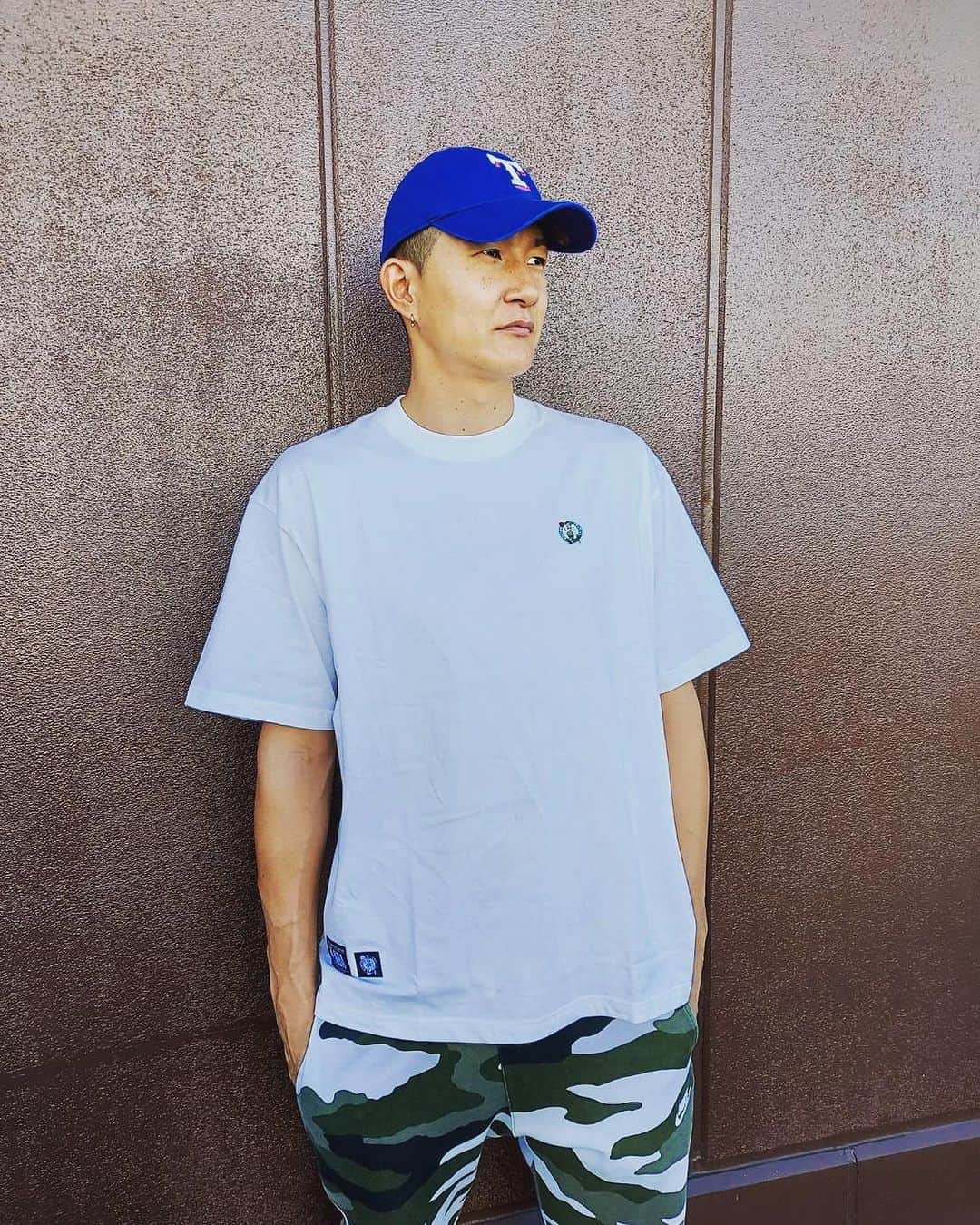 川村卓也のインスタグラム：「. NBA × Rakuten SPORTS ZONE🏀  日中はまだ半袖でいけそう！  これからバスケシーズン到来です🔥 各種アイテム揃ってる  @rakuten_sportszone   ようチェックやー🏀 #PR」
