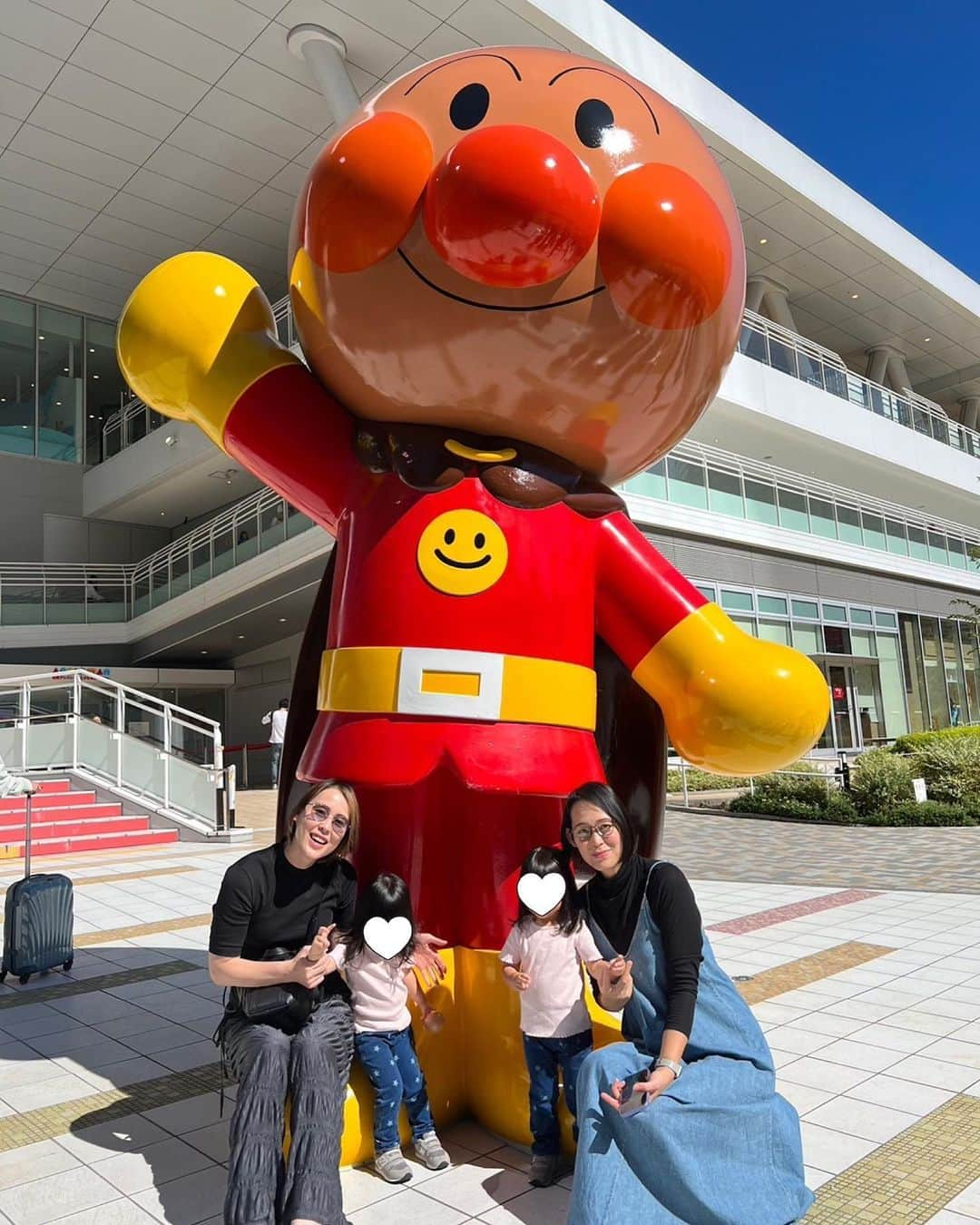 大山未希のインスタグラム：「❤️  アンパンマンミュージアム  みんなで行ってきたよ！！  ふたごたちももちろん楽しんでたけど 私もちょうどポーチ欲しいと思ってたから アンパンマンのゲットしちゃいました🤣  カバンの中からアンパンマン出てきたら 笑ってください🤭  #ふたご #姪っ子 #大山姉妹 #アンパンマンミュージアム #アンパンマンミュージアム横浜 ↓」