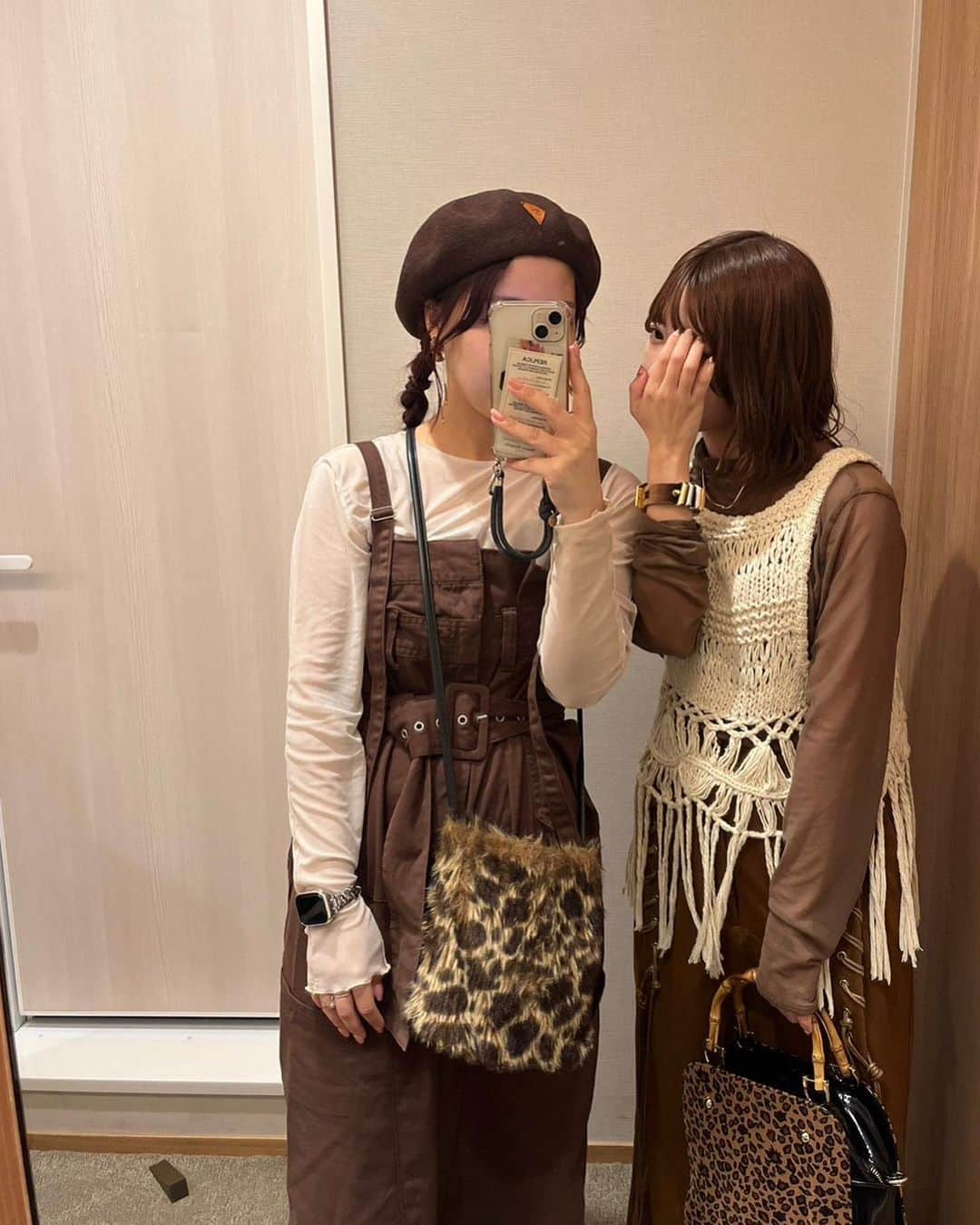 山田如凜のインスタグラム：「ㅤㅤㅤㅤㅤㅤㅤㅤㅤㅤㅤㅤㅤ ブラウンコーデ𓂃🤎 ㅤㅤㅤㅤㅤㅤㅤㅤㅤㅤㅤㅤㅤ 今年も去年同様 @amerivintage のシアートップスは 沢山着てます𓇳 最近 @stc.selectshop で購入したキャミベストが めちゃくちゃドストライクで早速着用🐻 ˎˊ˗ ㅤㅤㅤㅤㅤㅤㅤㅤㅤㅤㅤㅤㅤ ブラウン系が大好きな私は秋服が1番すきっ 新しいお洋服もちょこちょこ買ってるので たくさんお出かけしたーーーーーい！！！！ ㅤㅤㅤㅤㅤㅤㅤㅤㅤㅤㅤㅤㅤ レオパード柄の鞄かぶったの笑っちゃったけど さすが私たち𓂃☺️♡ ㅤㅤㅤㅤㅤㅤㅤㅤㅤㅤㅤㅤㅤ  #ブラウンコーデ #ベージュコーデ #淡色女子 #淡色コーデ #リンクコーデ #秋服コーデ #レイヤードコーデ」