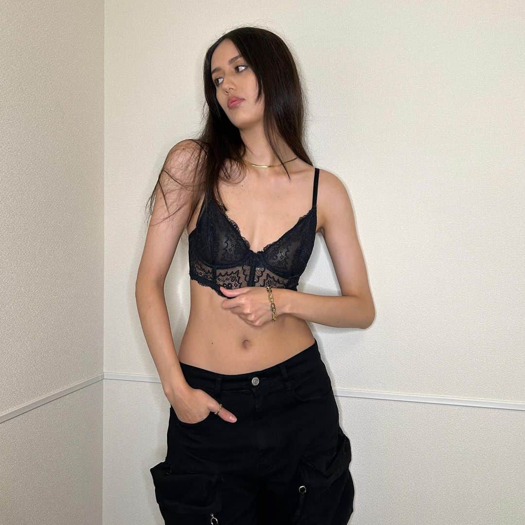 菊川リサさんのインスタグラム写真 - (菊川リサInstagram)「I need "bra tops" that are comfortable, cover the nips and have padding, are sturdy but don't look like sports bras🖤📝」10月18日 15時46分 - lisa_kikukawa