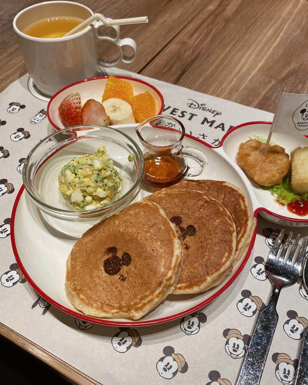 石川マリーさんのインスタグラム写真 - (石川マリーInstagram)「📍東京／Tokyo 【Disney HARVEST MARKET By CAFE COMPANY】 私、娘、Mama、妹の親子三世代で 渋谷ヒカリエのミッキーカフェに行ってきたよ☕️  ミッキーという存在をまだ知らないから あまり興味がないはずの娘だけど… 大きなミッキーを見るなり手を振ってて👋🏻 大興奮で席を立ち、ずっとミッキーのそばで 「Wow!!」を連発してました🤣❤️ ． ． ． ． ． ． ． #disney #mickey #mickeymouse #cafe #lunch #disneyharvestmarket #harvestmarket #ディズニーハーベストマーケット #ディズニー #ディズニーカフェ #ミッキー #キャラクターカフェ #カフェ #渋谷ヒカリエ #ヒカリエ #ママ #ママライフ #女の子ママ #ママスタグラム #子連れランチ #ランチ」10月18日 15時48分 - marieishikawa