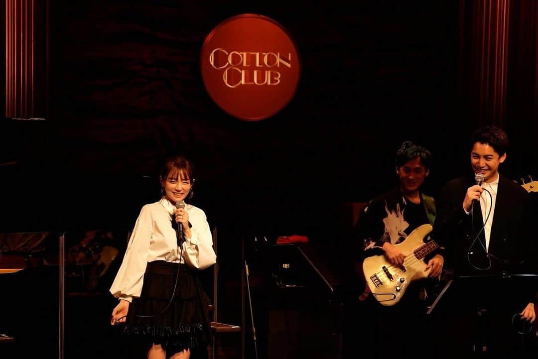 篠崎愛さんのインスタグラム写真 - (篠崎愛Instagram)「・  『TAKURO OHNO Favorite Showa J-Pop Live ～with a smile vol.2～』ありがとうございました！  もぉね、すっごく楽しかった！✨  拓ちゃん、こんな素敵な機会に誘ってくれて 本当にありがとう✨いつも凄いなって思ってたけど やっぱり流石の歌声でした👏✨尊敬  私自身、人前で歌うのはかなり久々だったから めちゃくちゃ緊張してガックガクだったけど、 拓ちゃんファンの皆様、 温かく迎え入れてくれて嬉しかったです☺️✨  そして、バンドメンバーの御三方！ Pf / 堀倉彰 Sax＆Perc / 近藤淳也 Bass / 北川淳人 素敵な音をありがとう🥳  最後になっちゃったけど、私の愛する豚まんのみんな！ いつも変わらぬ応援ありがとう💖 やっぱうちのファンは良い人揃いだなって 改めて思った🫣✨好きっ  携わってくれた すべての皆様に感謝です🙏✨  本当にありがとうございました！  Photo by @kamiiisaka  #live #昭和歌謡 #cottonclub」10月18日 15時48分 - shinopp._.ai