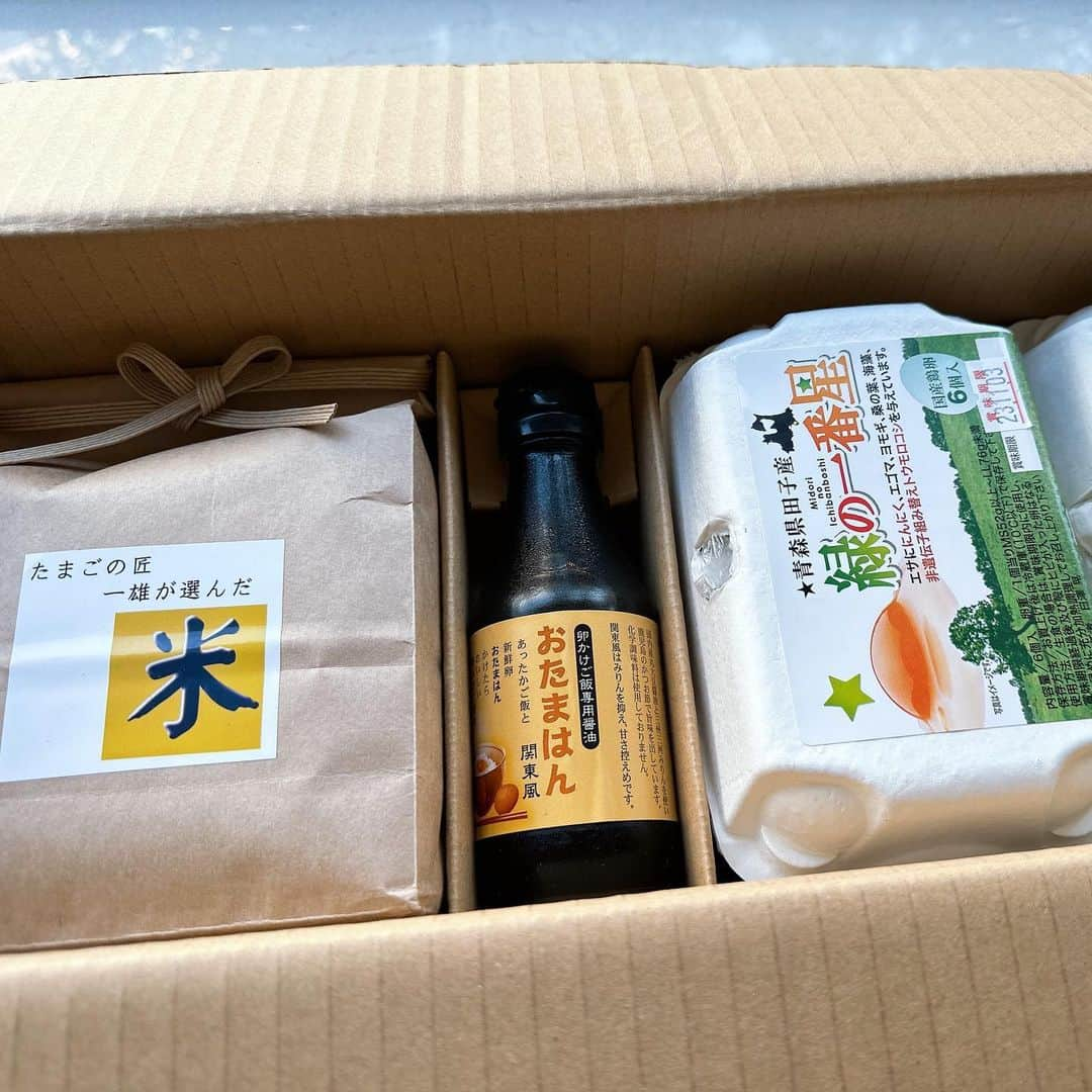 金子エミさんのインスタグラム写真 - (金子エミInstagram)「我が家に緑💚🥚の生卵が届きました！  ▪️緑の一番星🥚🌿⭐️ ▪️卵の匠　一雄が選んだ米 ▪️卵かけご飯専用醤油　　  3点セットをお取り寄せできます！ 1日10000個以上の生まれる中のたった約1% 卵🥚匠が精選した幻の卵です。  【餌の特徴】 食品業界で関心のあるa-リノレン酸を多量に含んでいる エゴマを与えているそうです。  【卵の特徴】 黄身は他の卵に比べて大きく甘みがあり、卵白はしっかりと卵黄を支え盛り上がっています🥚💛  美味しい贅沢な卵かけご飯 朝練前にただきます😋😋😋  🔎#田子たまご村　 #青森　#緑の一番星」10月18日 6時50分 - emikaneko1114