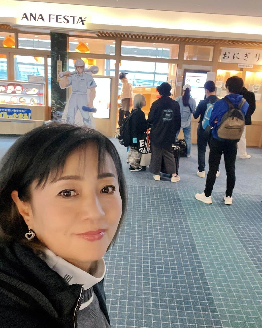 橋本志穂のインスタグラム：「始発の時間に羽田行くと いつも、開店前から行列のおにぎり屋さん。 いつか並んでみたい。  まだ薄暗いうちに家を出てきたけど、、 朝焼け見えてきて 早起きして まず、一文の徳をした気分です。  小さな飛行機に乗って、、、 行ってくるぜ〜ぃ  #朝焼け #羽田空港」