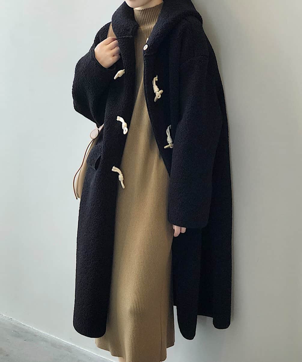 のインスタグラム：「ダッフルボアコート ふわふわとした肌ざわりを満喫でき、トグルボタンやフード付きのシルエットとも相まって、広く愛されるデザイン。  #チェリーアン #cherryann #ファッション #コーデ #今日のコーデ #コーディネート #fashion #ootd #coordinate」