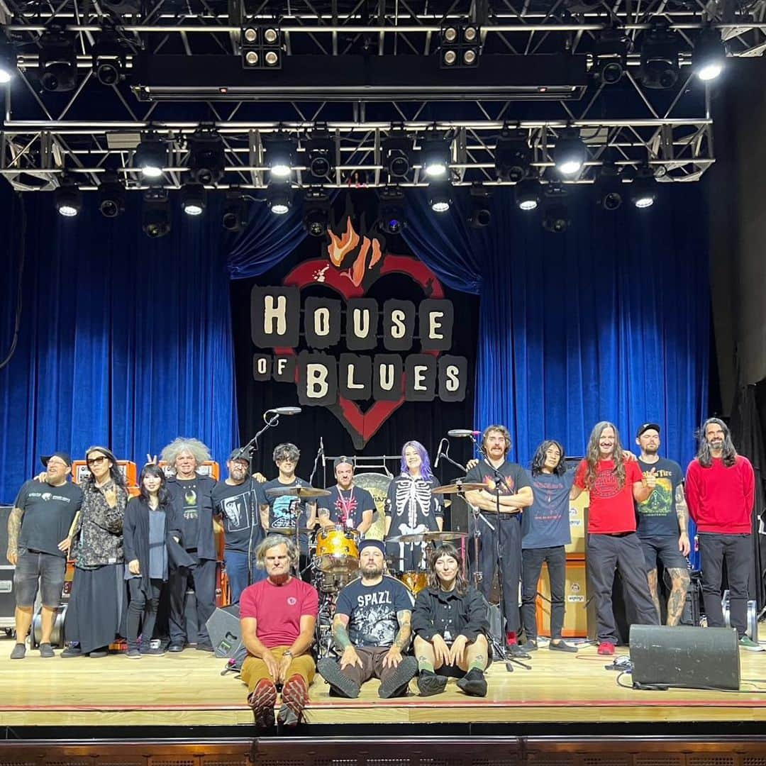 BORISのインスタグラム：「Group shot of our family on the road for the past 7 weeks. The TWINS OF EVIL TOUR with @borisdronevil and @mrphylzzzband was an incredible experience. Thanks to all of you who came to see us, and thanks to our respective support crews who helped keep the machine rolling throughout. It was a blast! Special thanks again to tour MVP @coadyscottwillis for filling in on drums for @drcrover , who is in good spirits and recuperating well.」