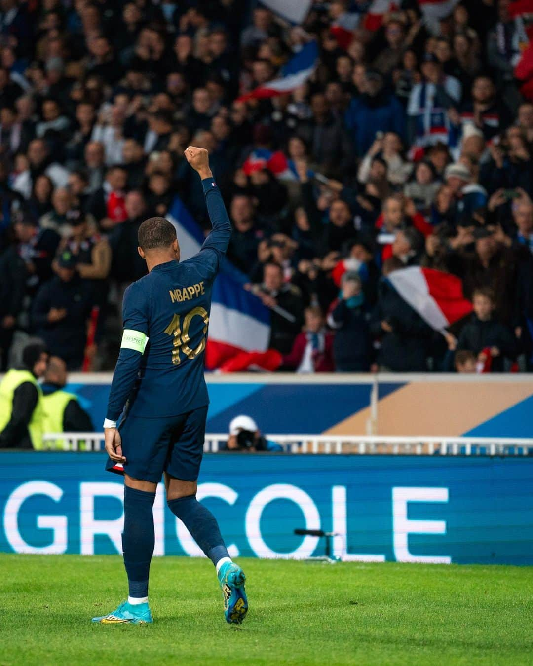 キリアン・エムバペのインスタグラム：「Fin d’un beau rassemblement.  On se voit en Novembre.  Allez les Bleus. 🇫🇷🙏🏽  @equipedefrance」