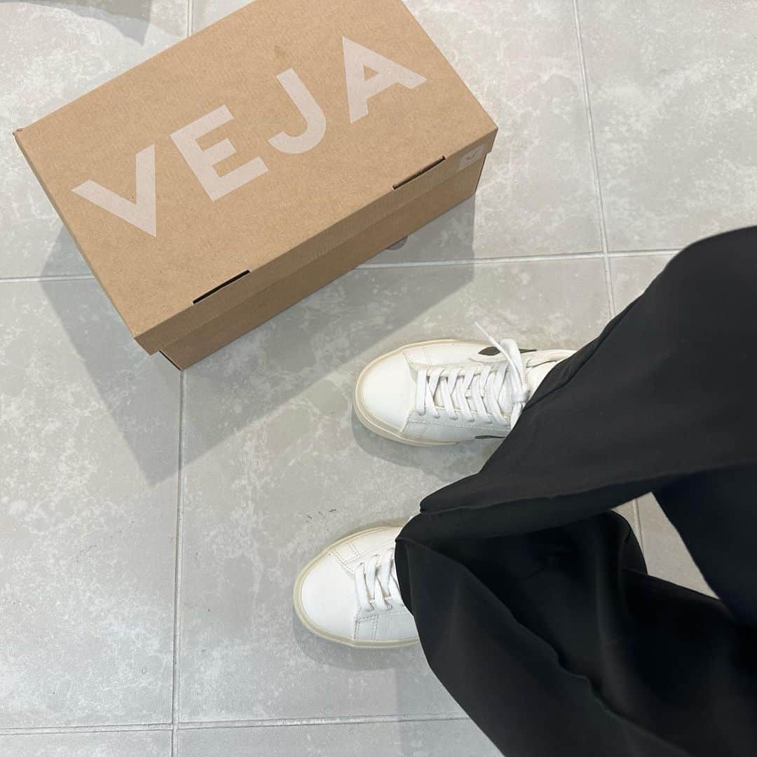 外村久美子のインスタグラム：「・ @veja  新しいスニーカーを新調👟  4枚目。ずっと履いてるMY ESPLARもいい味だしてると褒められた♡kidsも可愛いかった😙  📍阪急うめだ本店8階　grand open👟」