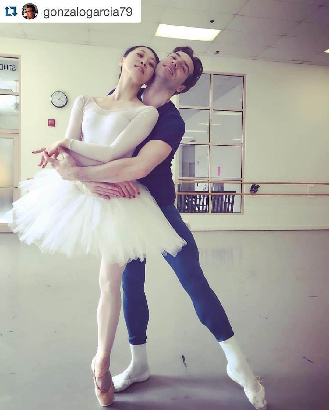 倉永美沙さんのインスタグラム写真 - (倉永美沙Instagram)「Swan Lake Rehearsal Time! Excited to dive back into this iconic ballet this season. 💕 Reflecting on the memories, countless versions, and partners I’ve shared the stage with over the years. Missing a few partner pics, but their grace and artistry remain unforgettable. 🌟   白鳥の湖のリハーサルが始まりました。今年もまた踊れるのに感謝。全員の写真が見つけられなかったけど、今までに踊ったパートナーバージョン。   #SwanLake #BalletLife #MemoriesOfDance #partner #ballerina #ballerinalife #stage #バレエ　#白鳥の湖 #バレリーナ」10月18日 7時10分 - misakuranaga