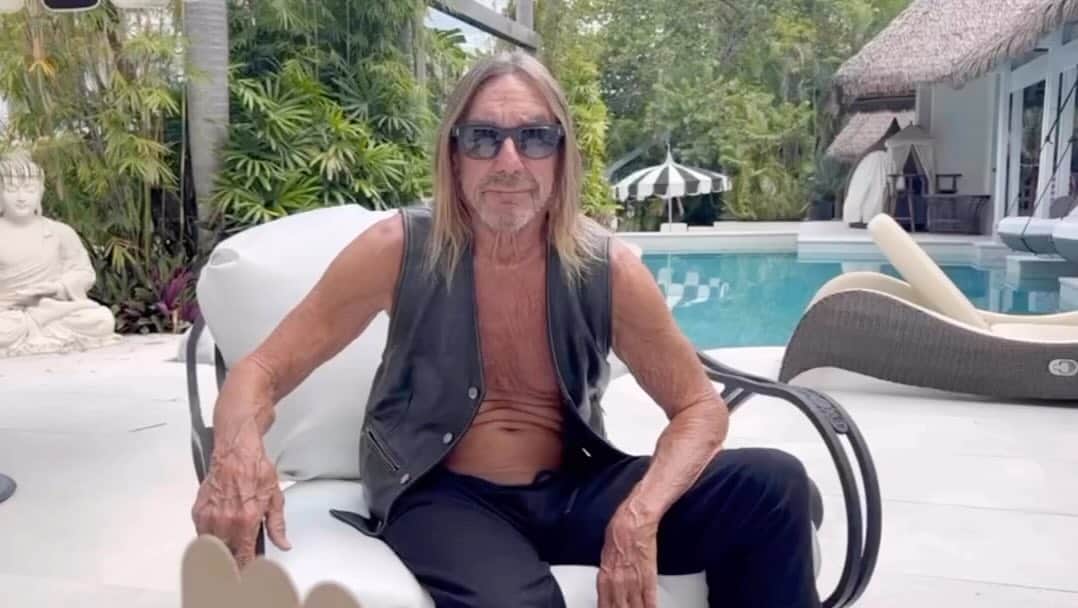 イギー・ポップのインスタグラム：「Hey everyone, but especially all our Australian friends and anyone visiting or residing in the Byron Bay area this weekend…Wild Aid is coming…October 21st!!!!!! Fantastic band, The Cruel Sea will be headlining and lots of other great stuff going on, including an awesome auction, & more kick ass music…all to support the treatment and care of sick & injured wildlife by Byron Bay Wildlife hospital. Get your tickets now, at: byronbaywildlifehospital.org  Repost: @iggypopofficial and his feathered bestie @biggypop on why Biggy is Byron Bay Wildlife Hospital’s Founding Patron.  You’ll hear more from these two legends this Saturday 21 October exclusively at Wild Aid when The Cruel Sea play their first gig in ten years. Get your tix via our link in bio.  All proceeds go to providing expert vet care for wildlife.   #byronbaywildlifehospital #forthewildlife #wildlifematters #everylifematters #wildlifevets #wildliferehab #australianwildlife #wildlife #australia #nature #IggyPop #BiggyPop #Cockatoos #australiananimals #wildlifephotography #conservation #naturelovers #wildlifeconservation #threatenedspecies」