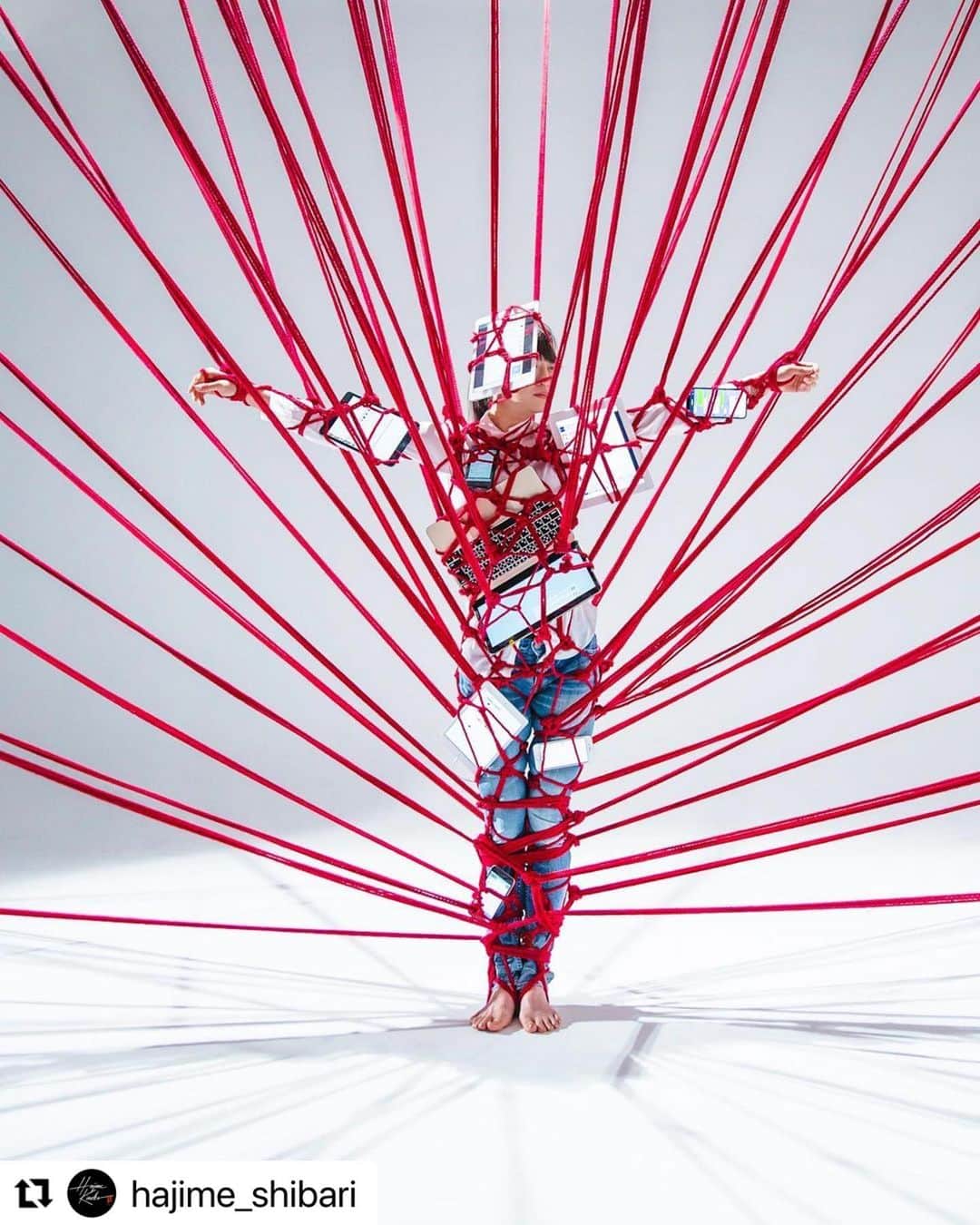 あいみさんのインスタグラム写真 - (あいみInstagram)「【rope art】 #SHIBARI #artwork  写真には写っていませんが 身体に括り付けられてる全てのデバイス機器の液晶画面には  SNSでの川谷絵音さんへの誹謗中傷をイメージした画像や映像が映し出されています。  強いメッセージ性のある作品です。  #Repost @hajime_shibari with @use.repost ・・・ 独特な人 川谷絵音さんの公演で使われた作品達です。  Photo & Shibari @hajime_shibari  Model @aimi_feti  Producer @indigolaend   #独特な人 #川谷絵音 #hajimekinoko」10月18日 7時11分 - aimi_feti