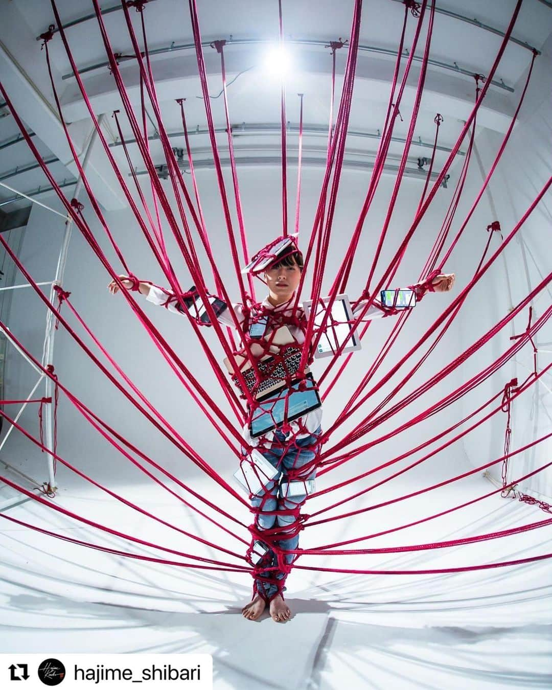 あいみさんのインスタグラム写真 - (あいみInstagram)「【rope art】 #SHIBARI #artwork  写真には写っていませんが 身体に括り付けられてる全てのデバイス機器の液晶画面には  SNSでの川谷絵音さんへの誹謗中傷をイメージした画像や映像が映し出されています。  強いメッセージ性のある作品です。  #Repost @hajime_shibari with @use.repost ・・・ 独特な人 川谷絵音さんの公演で使われた作品達です。  Photo & Shibari @hajime_shibari  Model @aimi_feti  Producer @indigolaend   #独特な人 #川谷絵音 #hajimekinoko」10月18日 7時11分 - aimi_feti