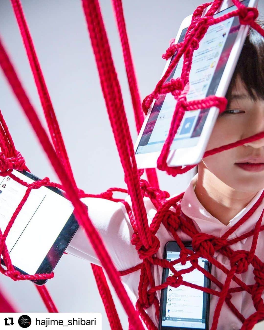 あいみさんのインスタグラム写真 - (あいみInstagram)「【rope art】 #SHIBARI #artwork  写真には写っていませんが 身体に括り付けられてる全てのデバイス機器の液晶画面には  SNSでの川谷絵音さんへの誹謗中傷をイメージした画像や映像が映し出されています。  強いメッセージ性のある作品です。  #Repost @hajime_shibari with @use.repost ・・・ 独特な人 川谷絵音さんの公演で使われた作品達です。  Photo & Shibari @hajime_shibari  Model @aimi_feti  Producer @indigolaend   #独特な人 #川谷絵音 #hajimekinoko」10月18日 7時11分 - aimi_feti